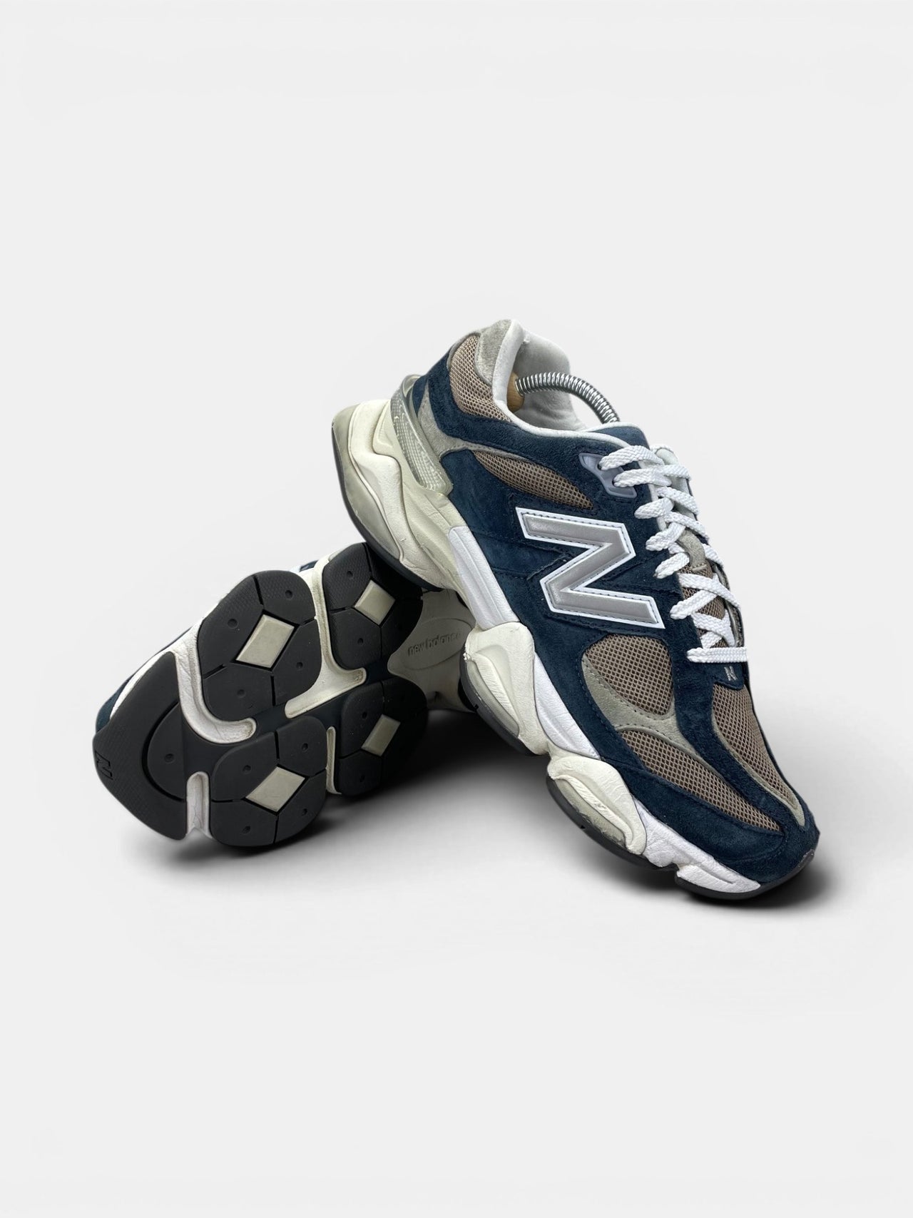 New Balance 9060 Navy Mushroom — buty sportowe męskie w bardzo dobrym stanie rozmiar 44.5, boczny profil