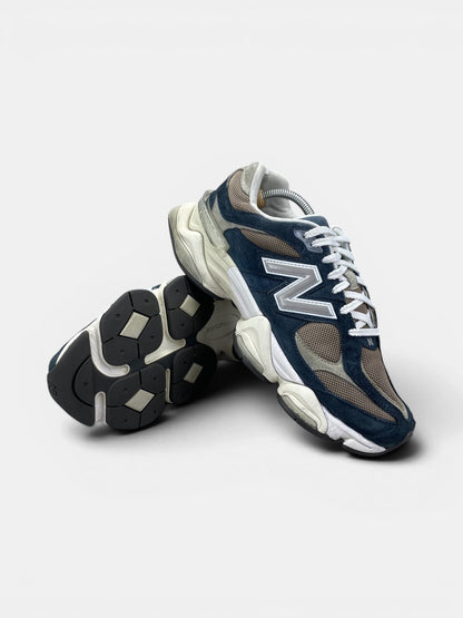 New Balance 9060 Navy Mushroom — buty sportowe męskie w bardzo dobrym stanie rozmiar 44.5, boczny profil