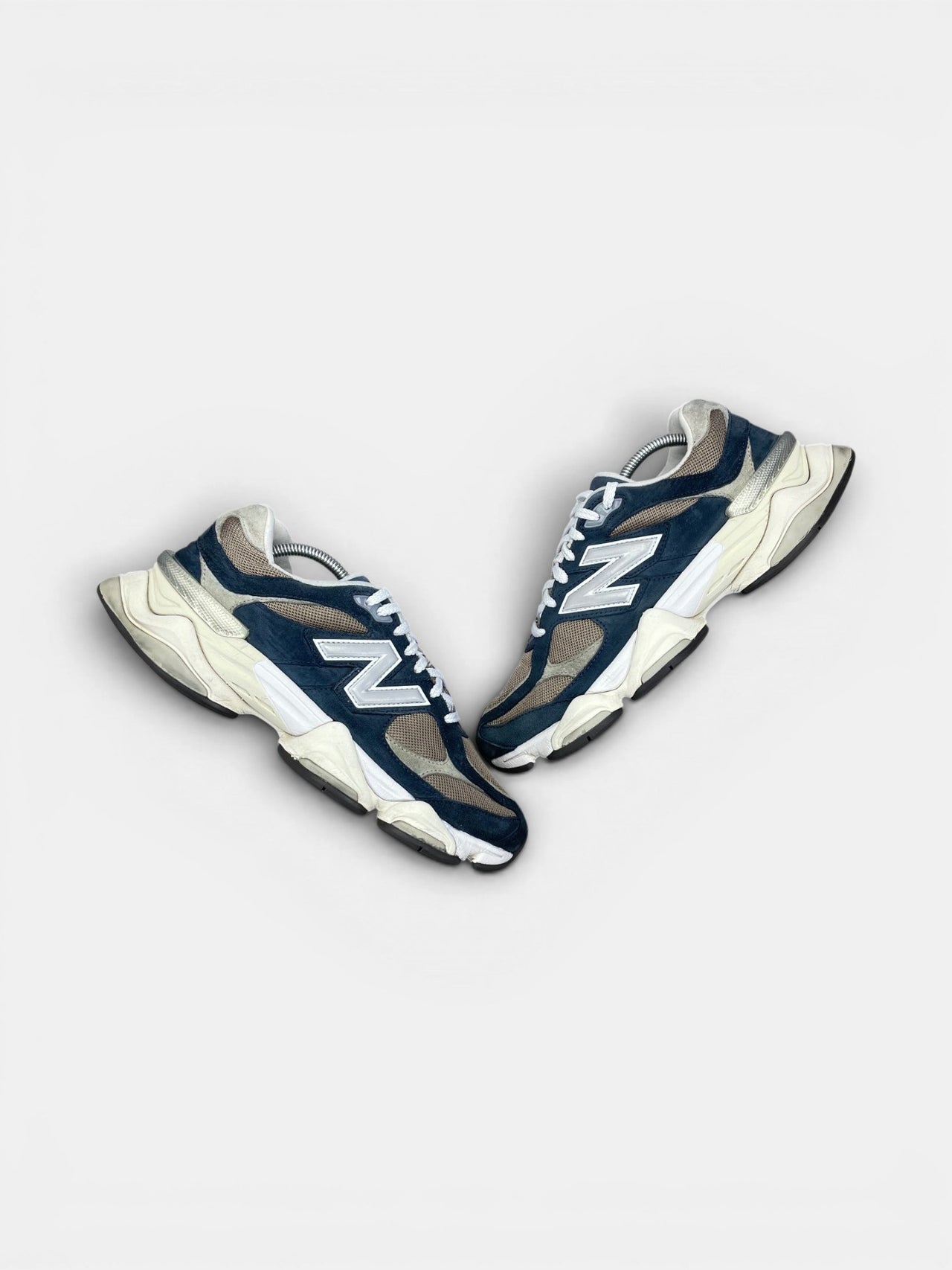 New Balance 9060 Navy Mushroom — buty sportowe męskie w bardzo dobrym stanie rozmiar 44.5, widok z góry na zewnętrzną stronę butów