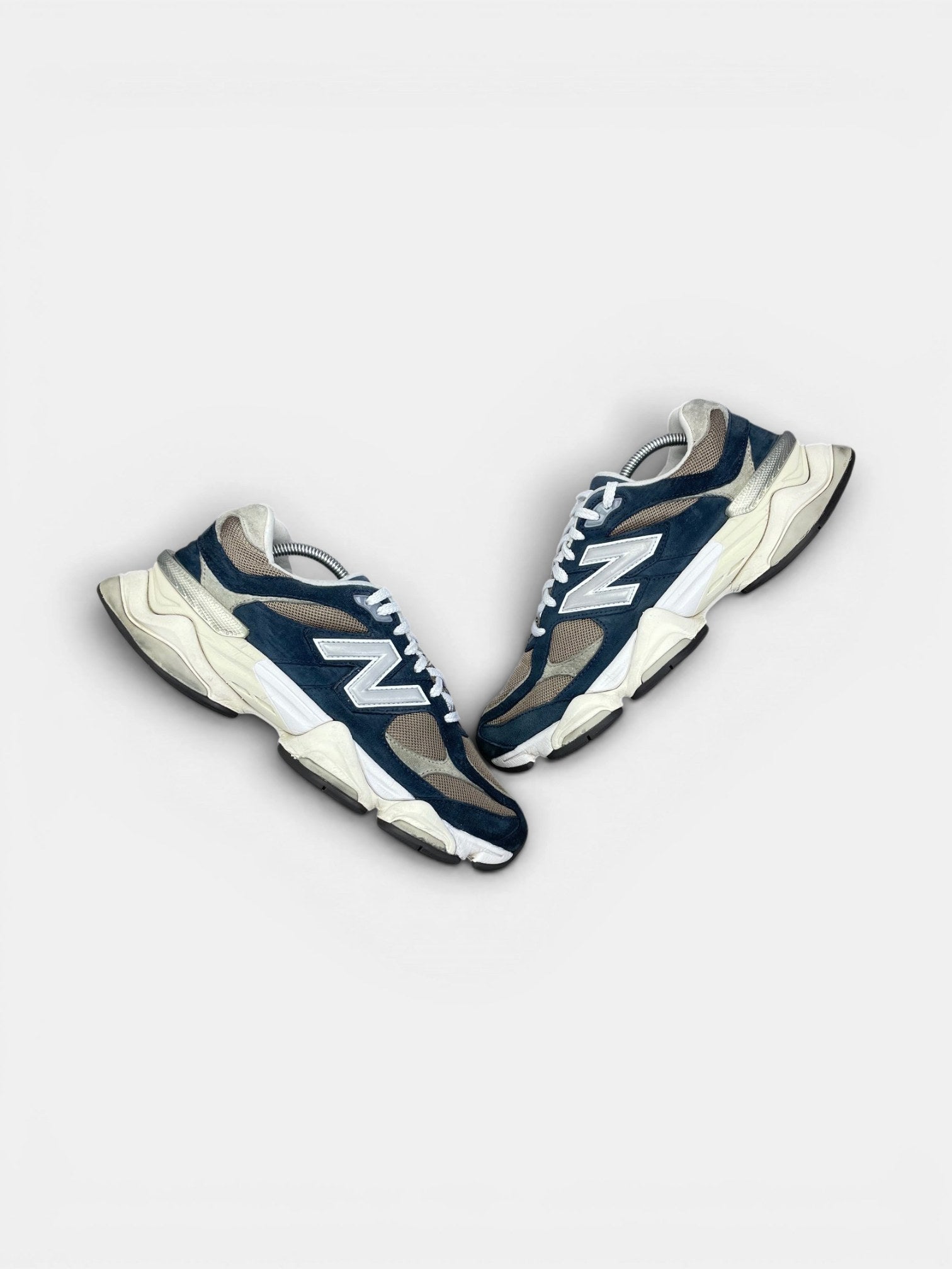 New Balance 9060 Navy Mushroom — buty sportowe męskie w bardzo dobrym stanie rozmiar 44.5, widok z góry na zewnętrzną stronę butów