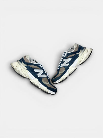 New Balance 9060 Navy Mushroom — buty sportowe męskie w bardzo dobrym stanie rozmiar 44.5, widok z góry na zewnętrzną stronę butów