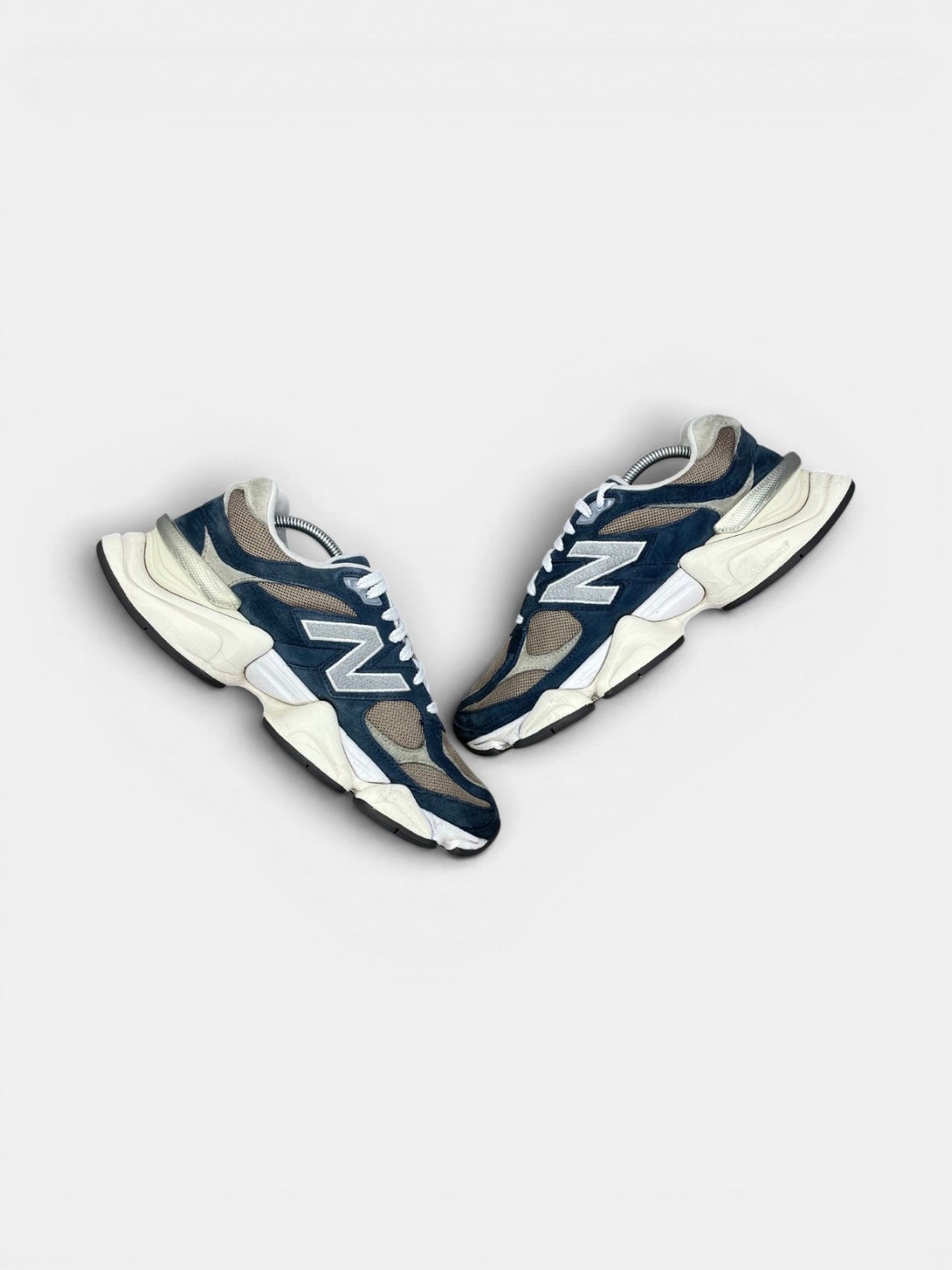 New Balance 9060 Navy Mushroom — buty sportowe męskie w bardzo dobrym stanie rozmiar 44.5, zewnętrzny panel prawego buta