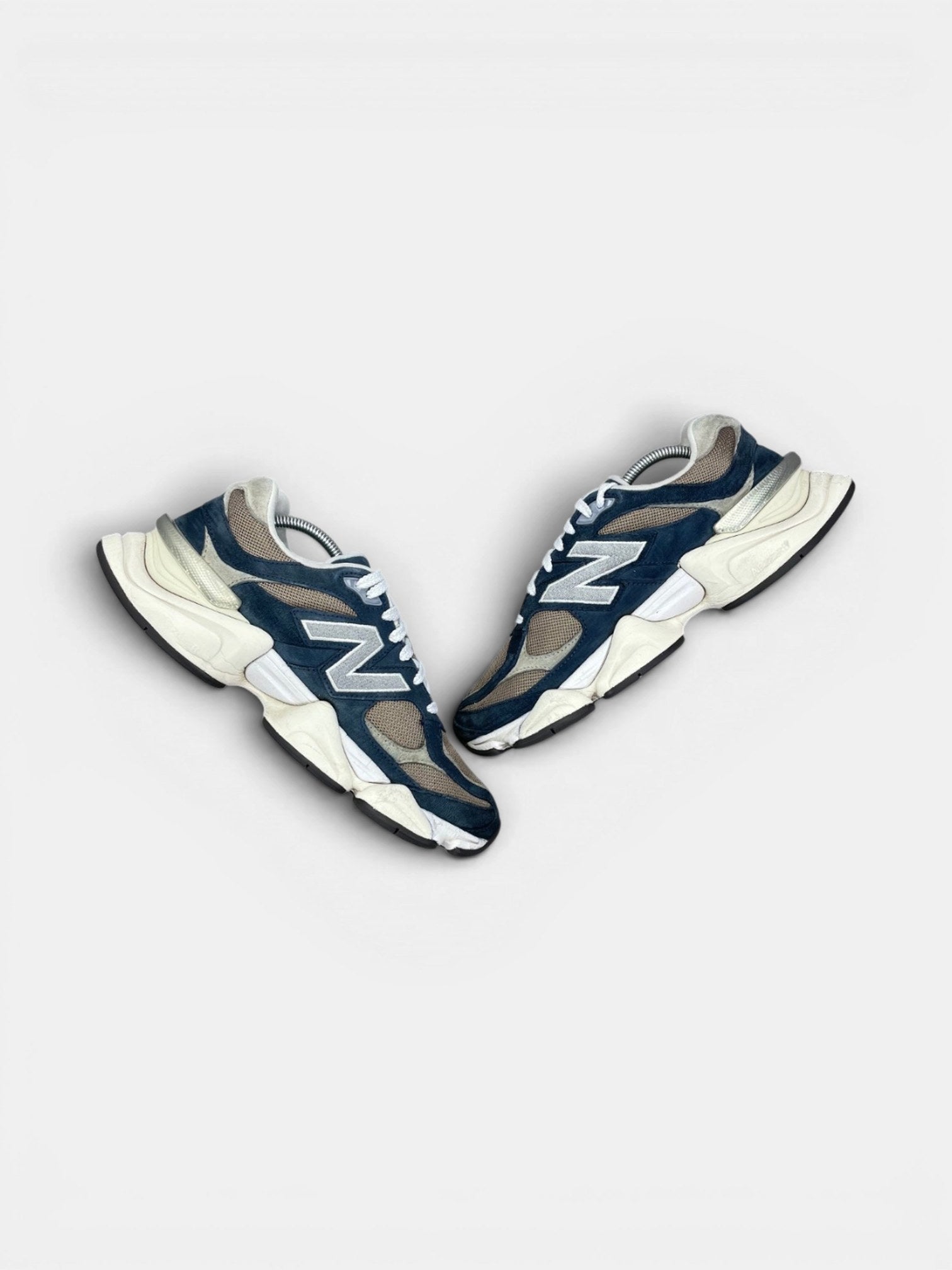 New Balance 9060 Navy Mushroom — buty sportowe męskie w bardzo dobrym stanie rozmiar 44.5, zewnętrzny panel prawego buta