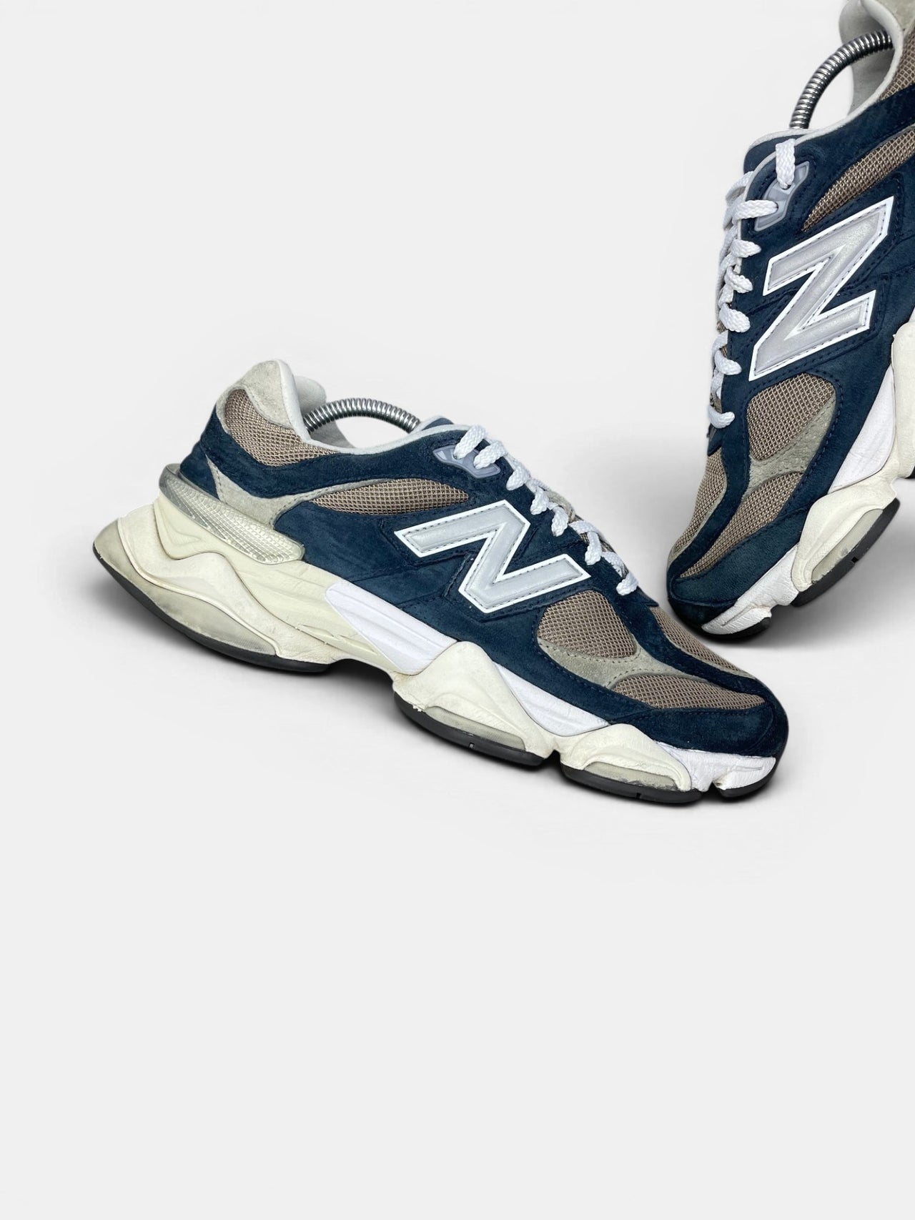 New Balance 9060 Navy Mushroom — buty sportowe męskie w bardzo dobrym stanie rozmiar 44.5, zewnętrzny panel lewego buta