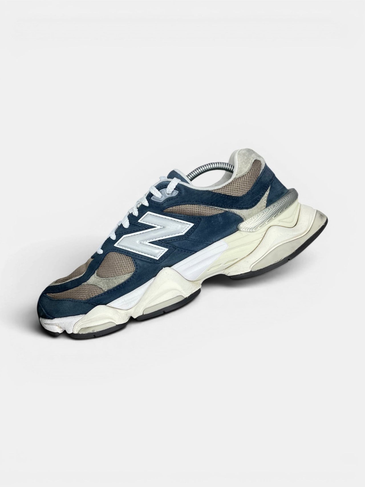 New Balance 9060 Navy Mushroom — buty sportowe męskie w bardzo dobrym stanie rozmiar 44.5, widok z góry na wewnętrzną stronę butów