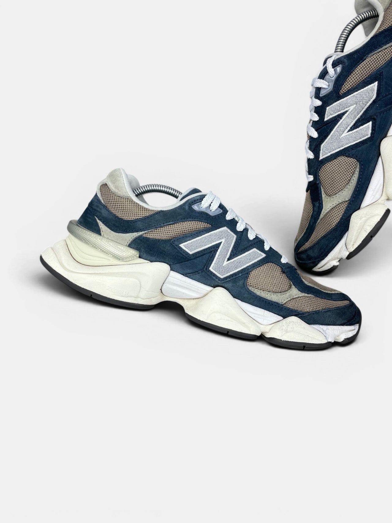 New Balance 9060 Navy Mushroom — buty sportowe męskie w bardzo dobrym stanie rozmiar 44.5, wewnętrzny panel lewego buta
