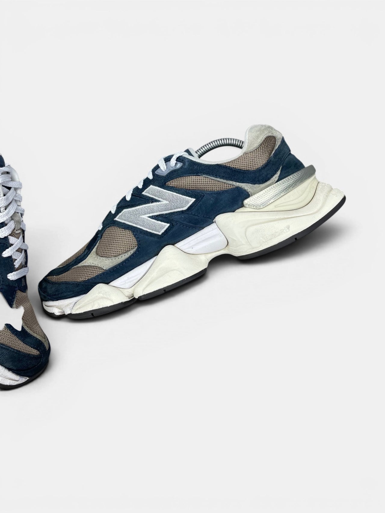 New Balance 9060 Navy Mushroom — buty sportowe męskie w bardzo dobrym stanie rozmiar 44.5, wewnętrzny panel prawego buta