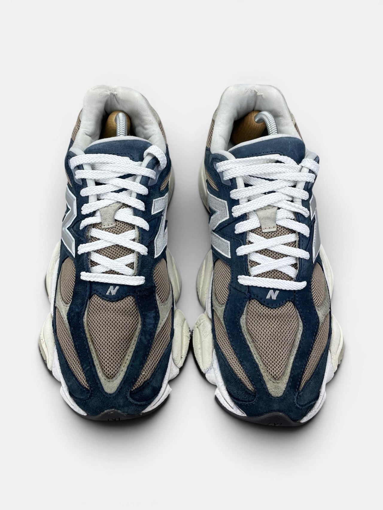 New Balance 9060 Navy Mushroom — buty sportowe męskie w bardzo dobrym stanie rozmiar 44.5, widok z góry