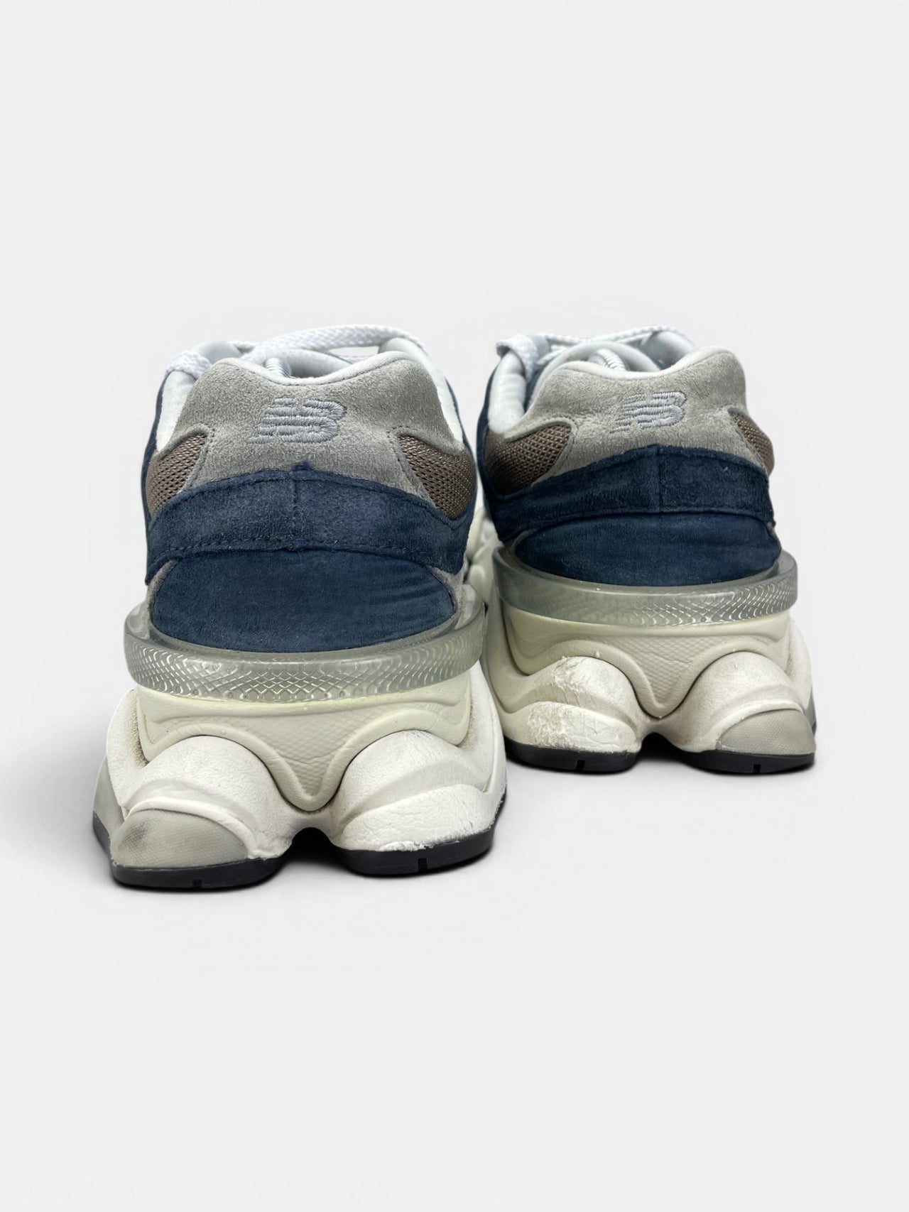 New Balance 9060 Navy Mushroom — buty sportowe męskie w bardzo dobrym stanie rozmiar 44.5, widok z tyłu