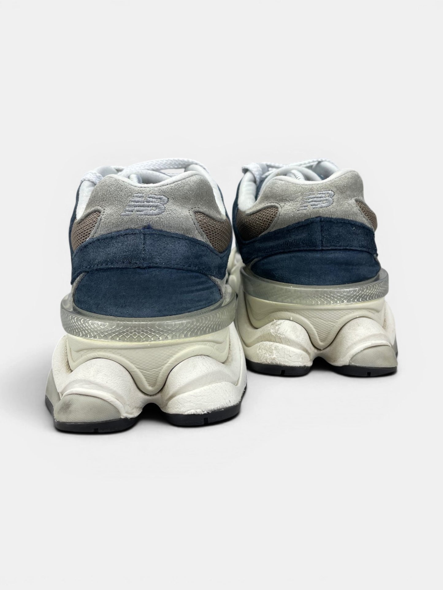 New Balance 9060 Navy Mushroom — buty sportowe męskie w bardzo dobrym stanie rozmiar 44.5, widok z tyłu