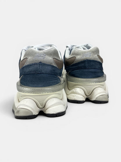 New Balance 9060 Navy Mushroom — buty sportowe męskie w bardzo dobrym stanie rozmiar 44.5, widok z tyłu