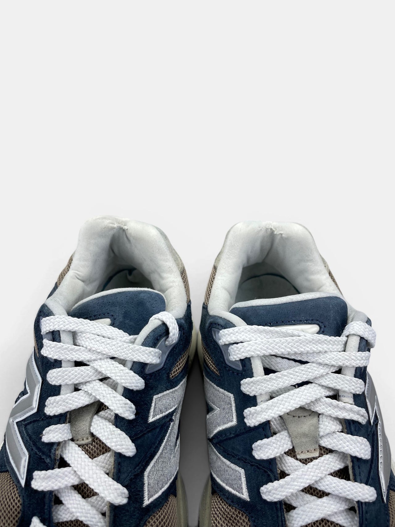 New Balance 9060 Navy Mushroom — buty sportowe męskie w bardzo dobrym stanie rozmiar 44.5, zapiętki butów