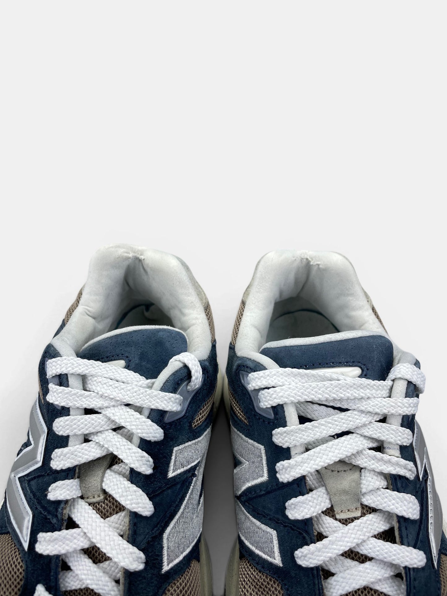 New Balance 9060 Navy Mushroom — buty sportowe męskie w bardzo dobrym stanie rozmiar 44.5, zapiętki butów