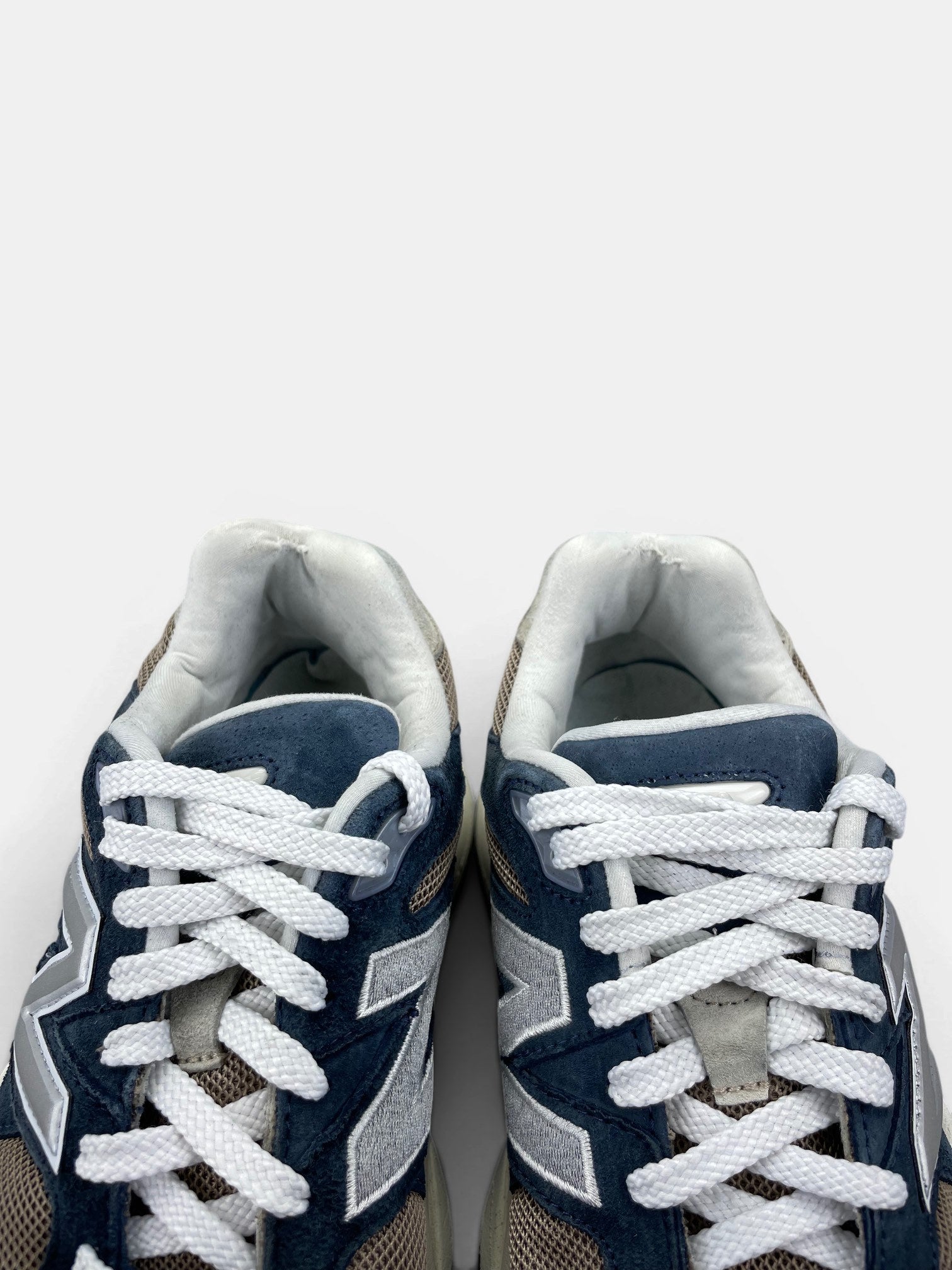 New Balance 9060 Navy Mushroom — buty sportowe męskie w bardzo dobrym stanie rozmiar 44.5, zapiętki butów