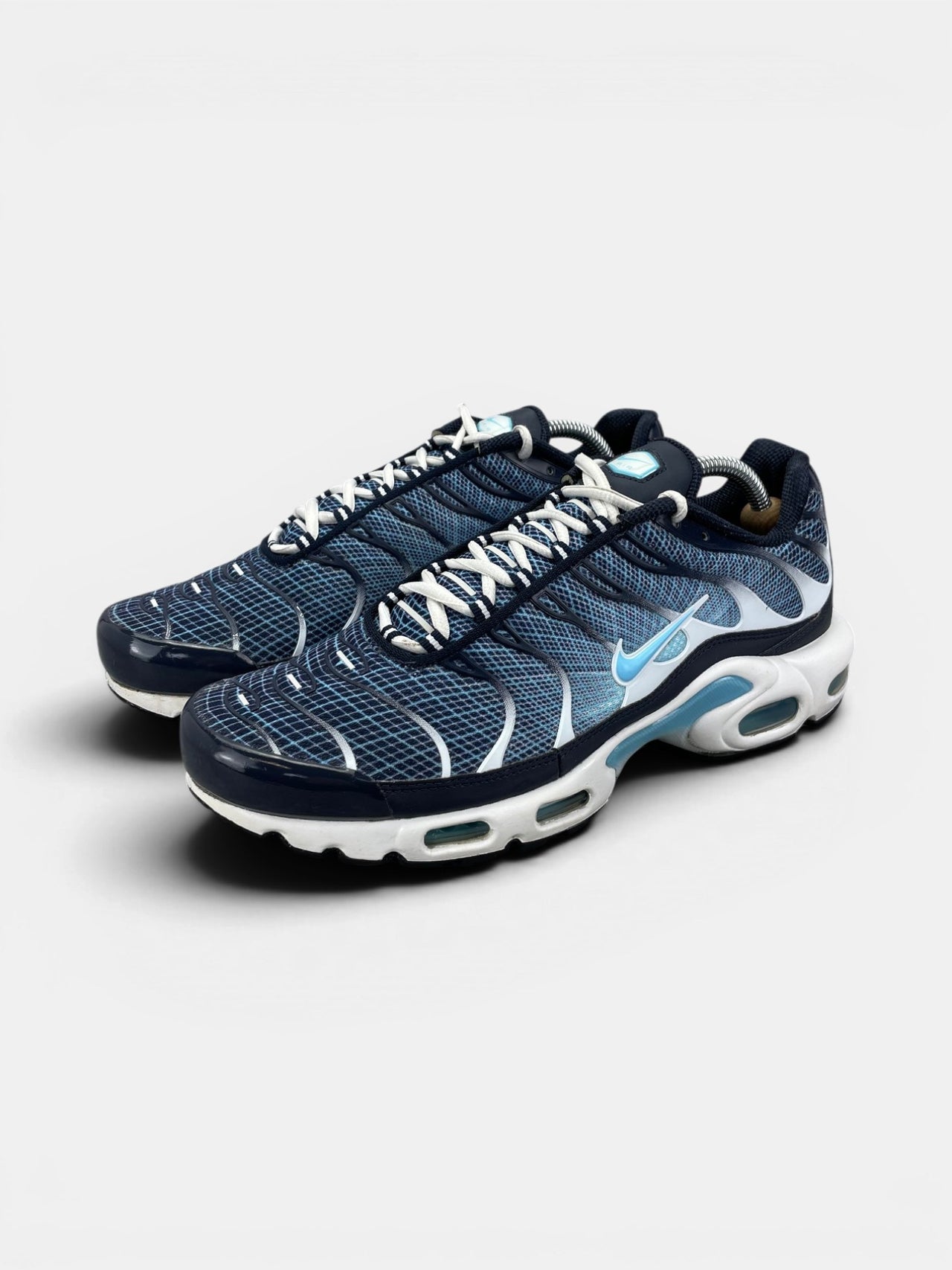 Nike Air Max Plus Dark Obsidian — buty sportowe męskie w bardzo dobrym stanie rozmiar 44, widok z boku