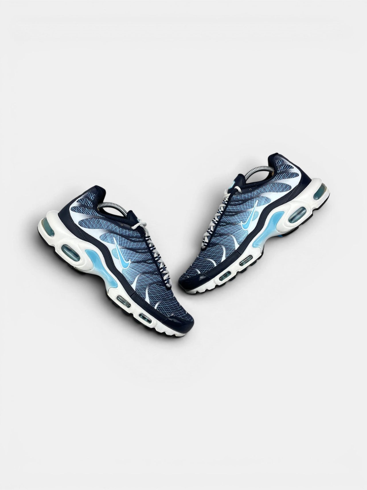 Nike Air Max Plus Dark Obsidian — buty sportowe męskie w bardzo dobrym stanie rozmiar 44, widok z góry na zewnętrzną stronę butów