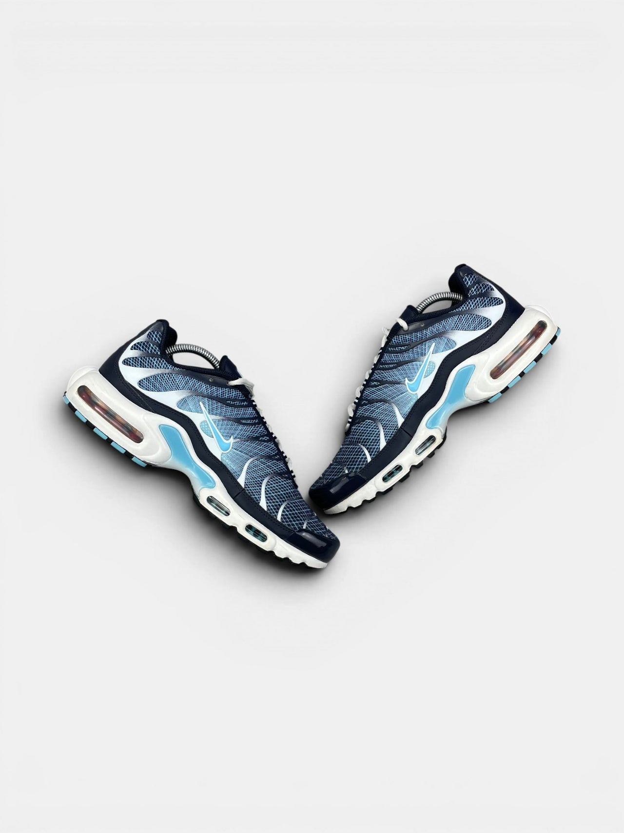 Nike Air Max Plus Dark Obsidian — buty sportowe męskie w bardzo dobrym stanie rozmiar 44, zewnętrzny panel prawego buta