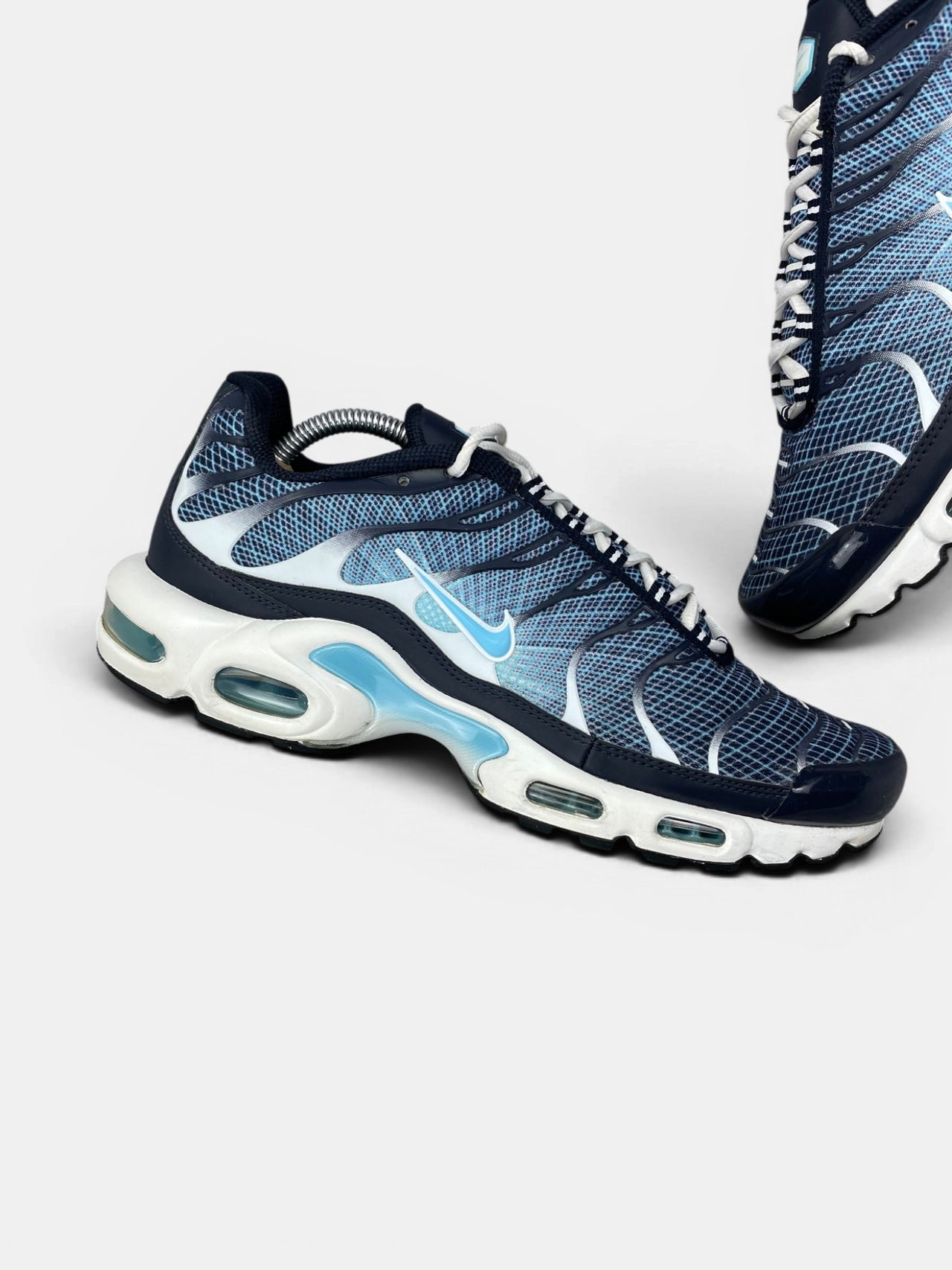 Nike Air Max Plus Dark Obsidian — buty sportowe męskie w bardzo dobrym stanie rozmiar 44, zewnętrzny panel lewego buta