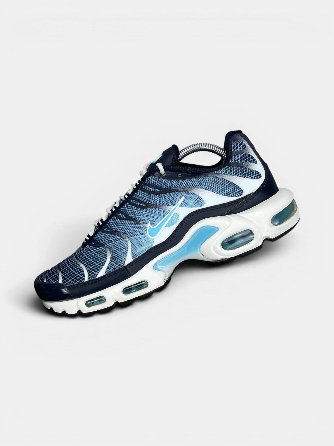 Nike Air Max Plus Dark Obsidian — buty sportowe męskie w bardzo dobrym stanie rozmiar 44, widok z góry na wewnętrzną stronę butów