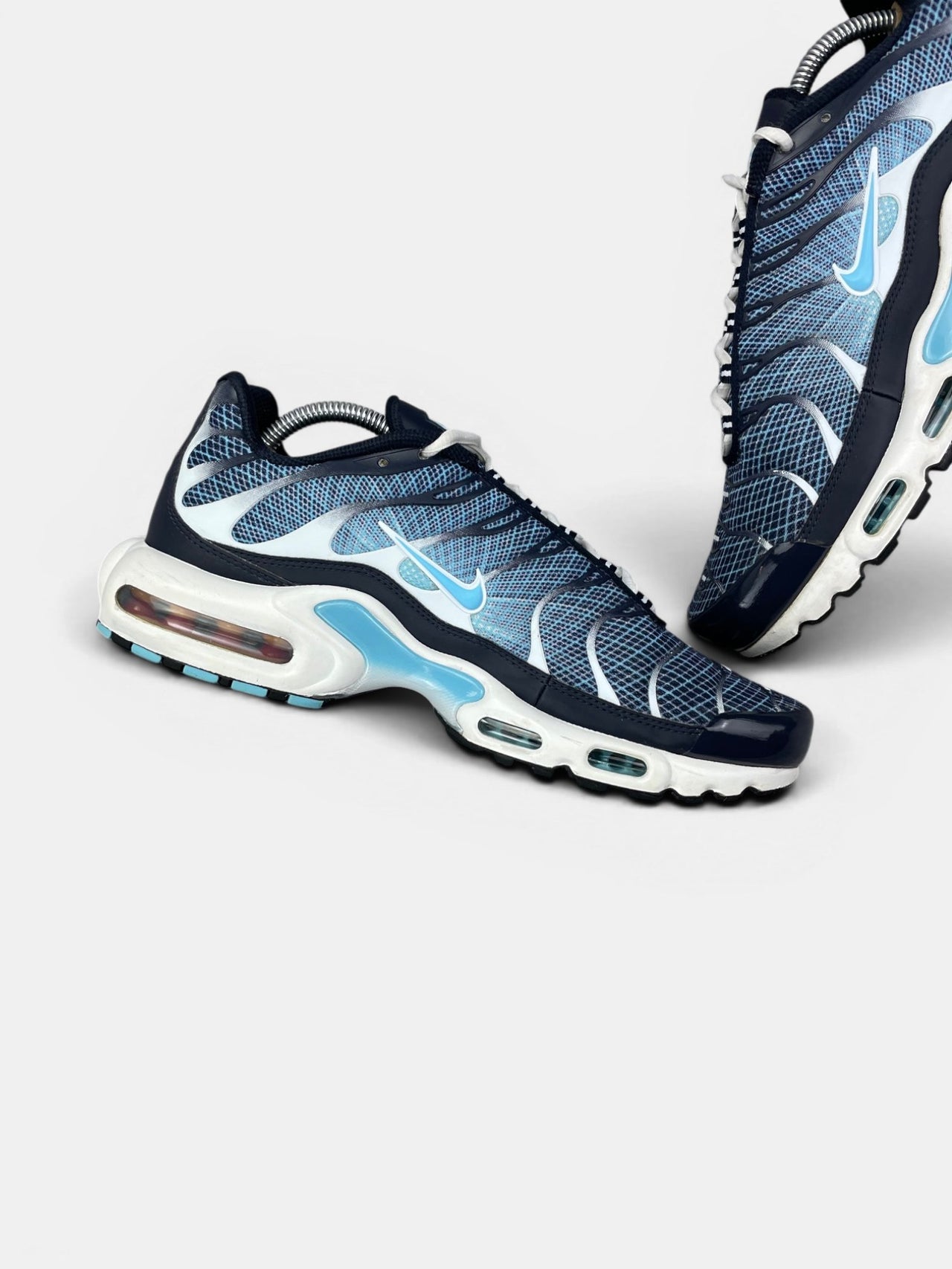 Nike Air Max Plus Dark Obsidian — buty sportowe męskie w bardzo dobrym stanie rozmiar 44, wewnętrzny panel lewego buta