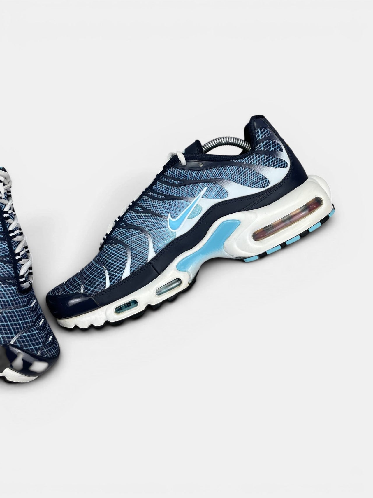 Nike Air Max Plus Dark Obsidian — buty sportowe męskie w bardzo dobrym stanie rozmiar 44, wewnętrzny panel prawego buta