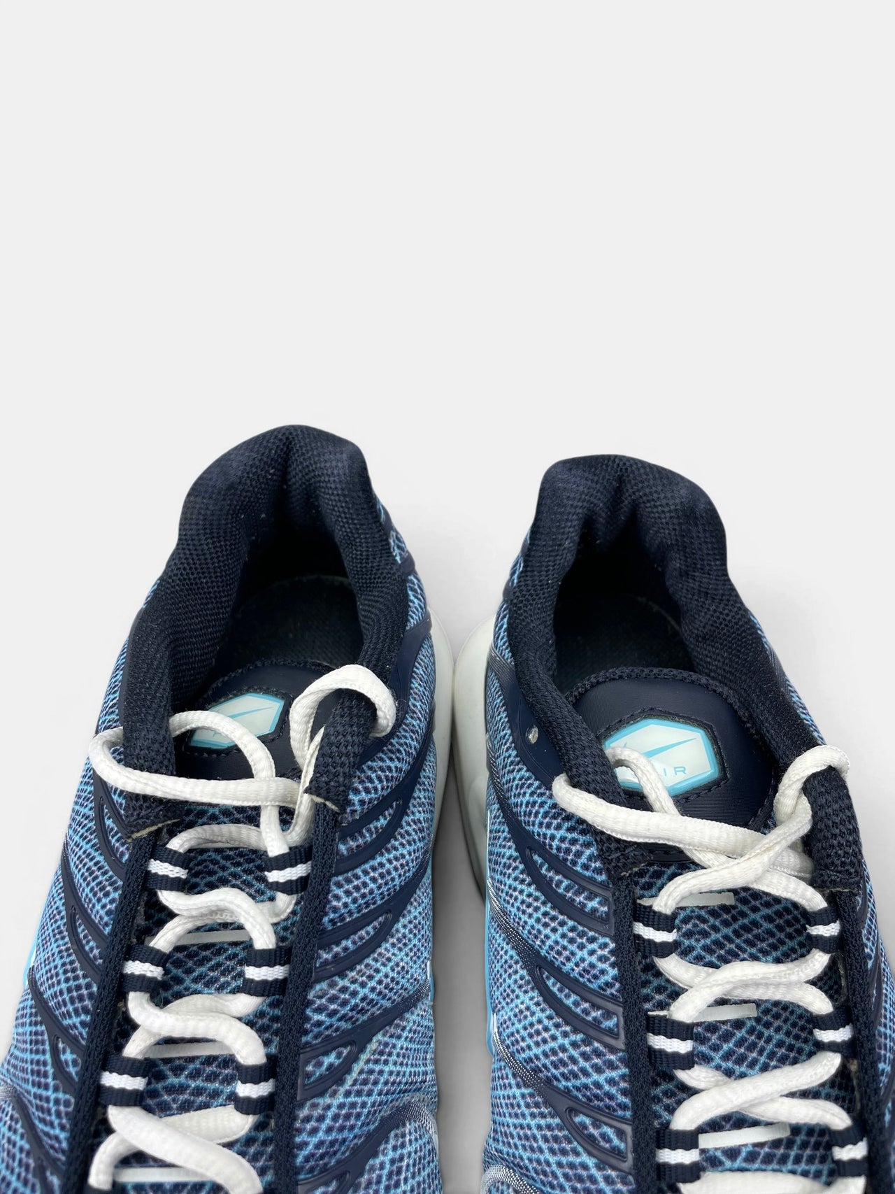 Nike Air Max Plus Dark Obsidian — buty sportowe męskie w bardzo dobrym stanie rozmiar 44, zapiętki butów
