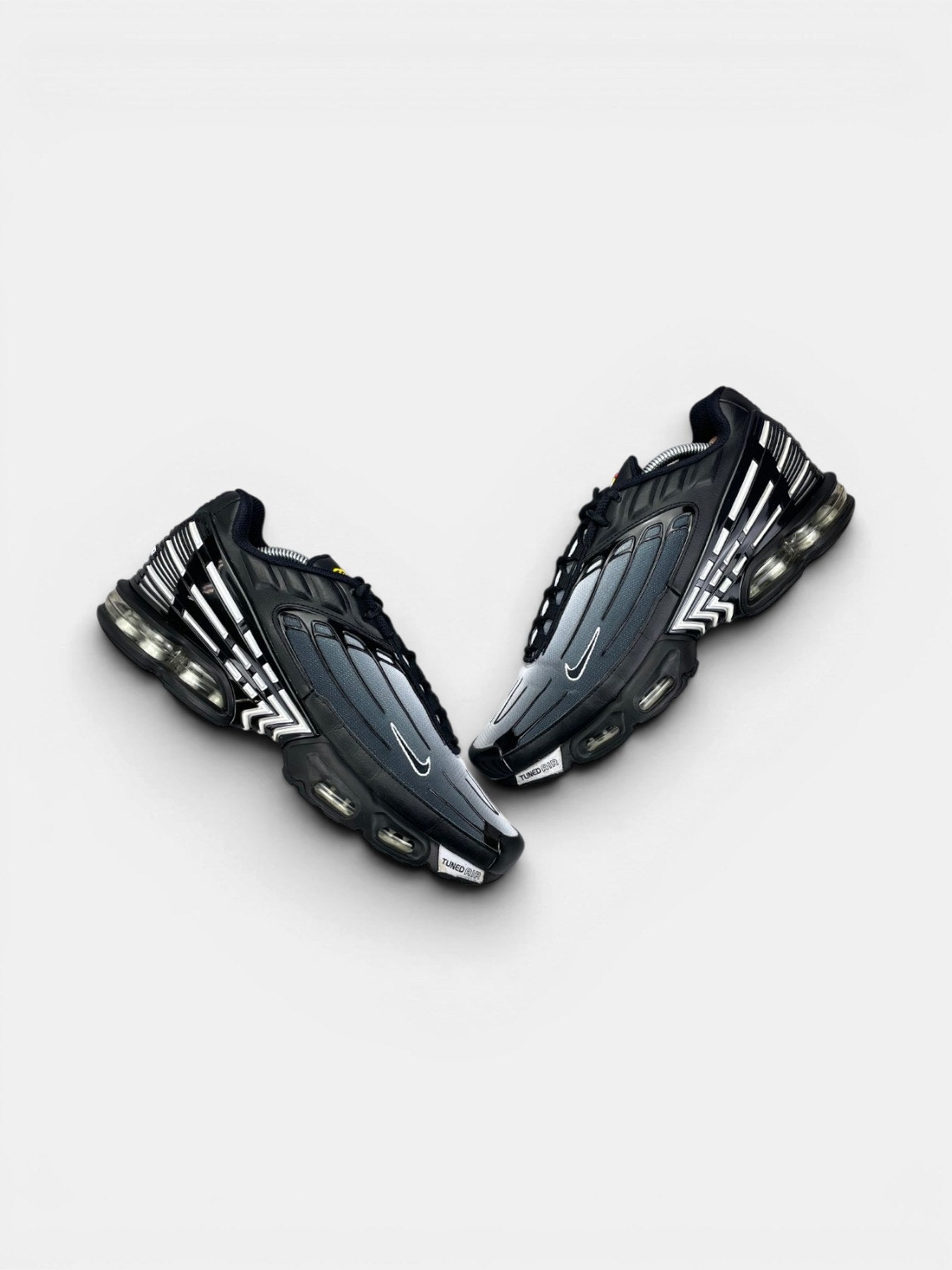 Nike Air Max Plus 3 Black White — buty sportowe męskie w bardzo dobrym stanie rozmiar 44.5, widok z góry na zewnętrzną stronę butów