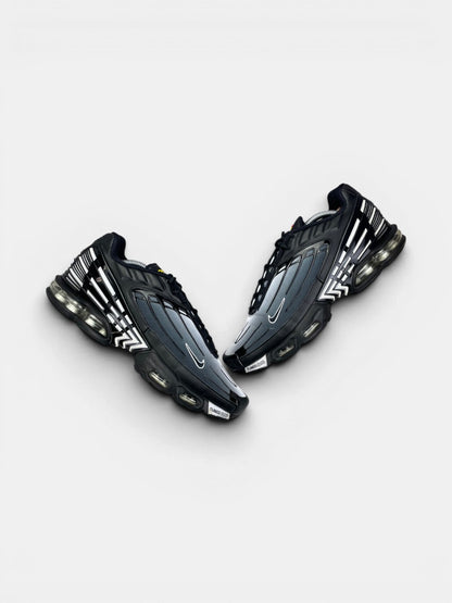 Nike Air Max Plus 3 Black White — buty sportowe męskie w bardzo dobrym stanie rozmiar 44.5, widok z góry na zewnętrzną stronę butów