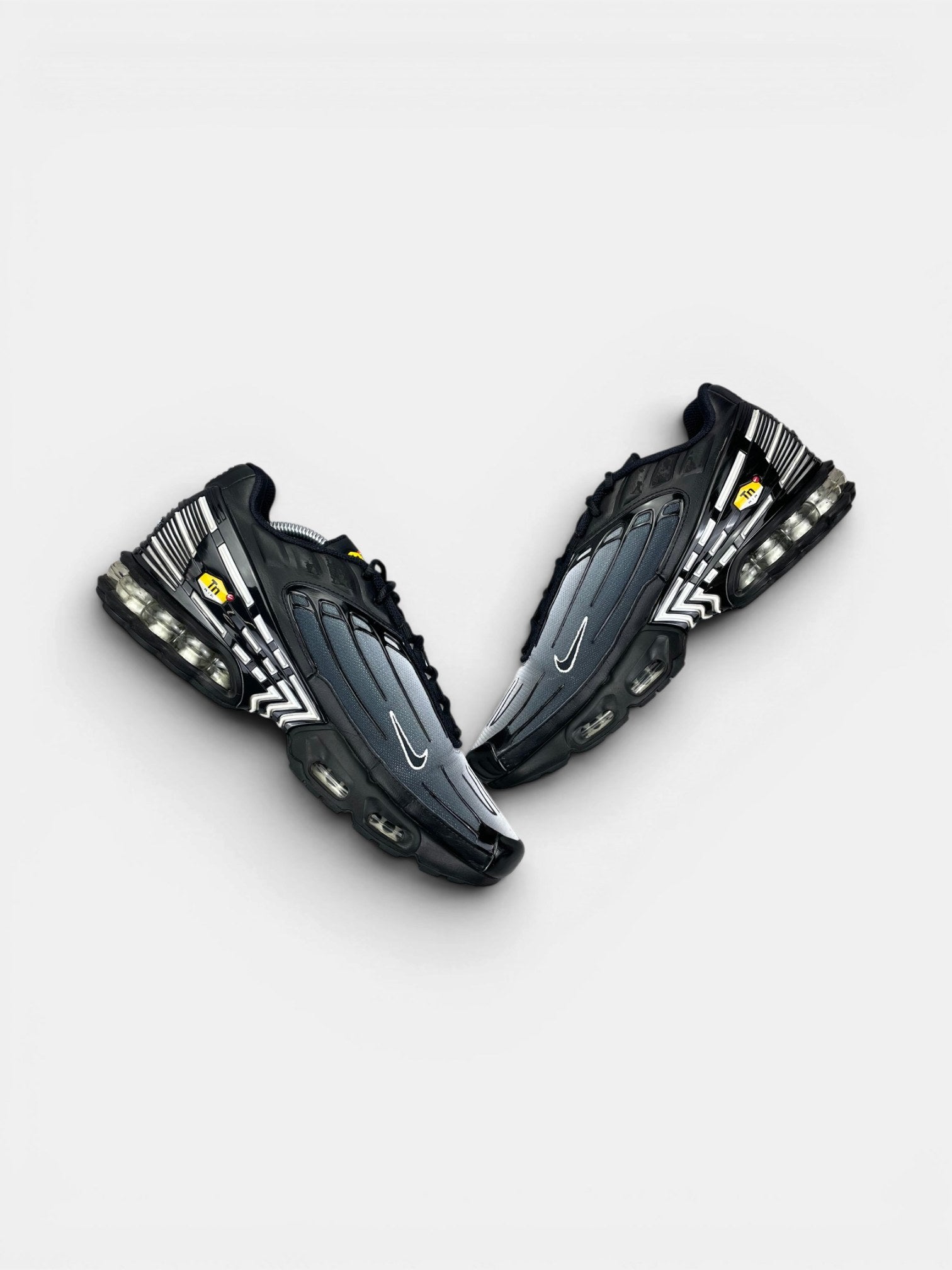 Nike Air Max Plus 3 Black White — buty sportowe męskie w bardzo dobrym stanie rozmiar 44.5, zewnętrzny panel prawego buta