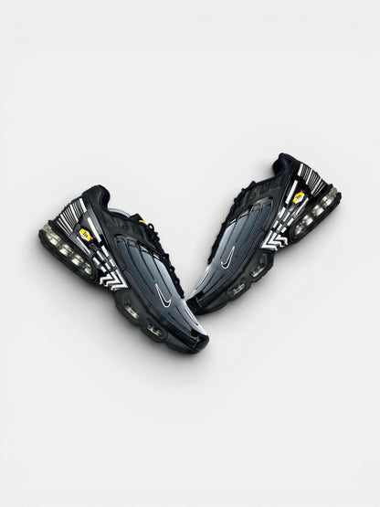 Nike Air Max Plus 3 Black White — buty sportowe męskie w bardzo dobrym stanie rozmiar 44.5, zewnętrzny panel prawego buta