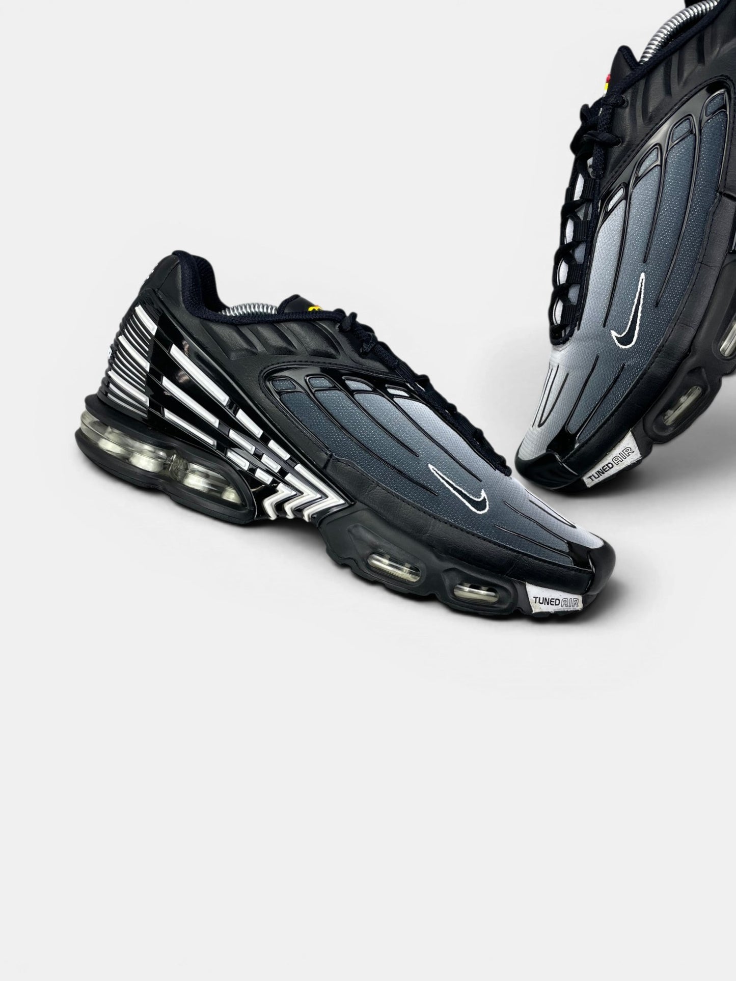 Nike Air Max Plus 3 Black White — buty sportowe męskie w bardzo dobrym stanie rozmiar 44.5, zewnętrzny panel lewego buta