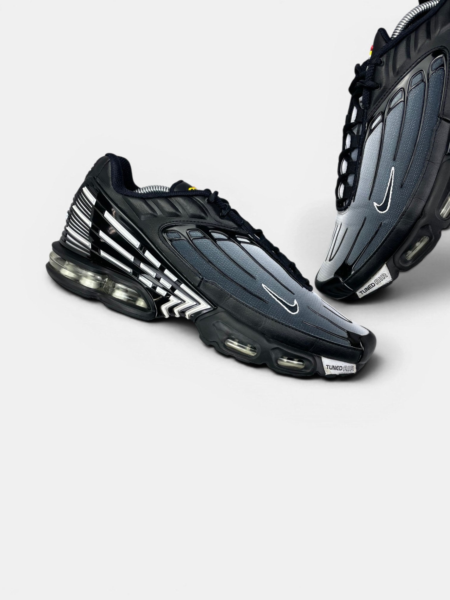 Nike Air Max Plus 3 Black White — buty sportowe męskie w bardzo dobrym stanie rozmiar 44.5, zewnętrzny panel lewego buta