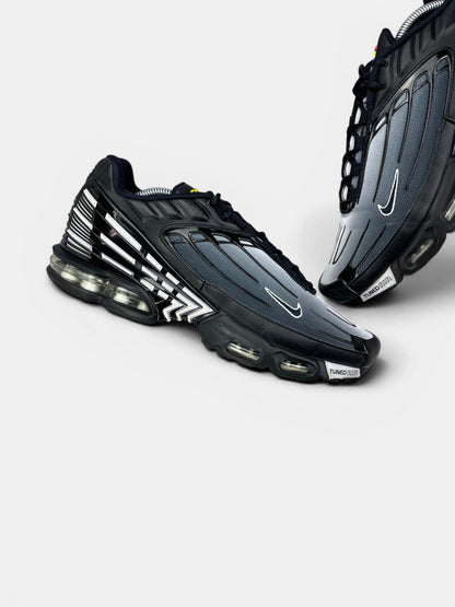 Nike Air Max Plus 3 Black White — buty sportowe męskie w bardzo dobrym stanie rozmiar 44.5, zewnętrzny panel lewego buta