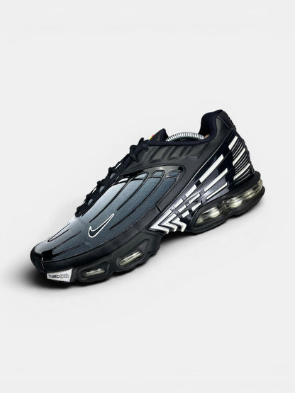 Nike Air Max Plus 3 Black White — buty sportowe męskie w bardzo dobrym stanie rozmiar 44.5, widok z góry na wewnętrzną stronę butów