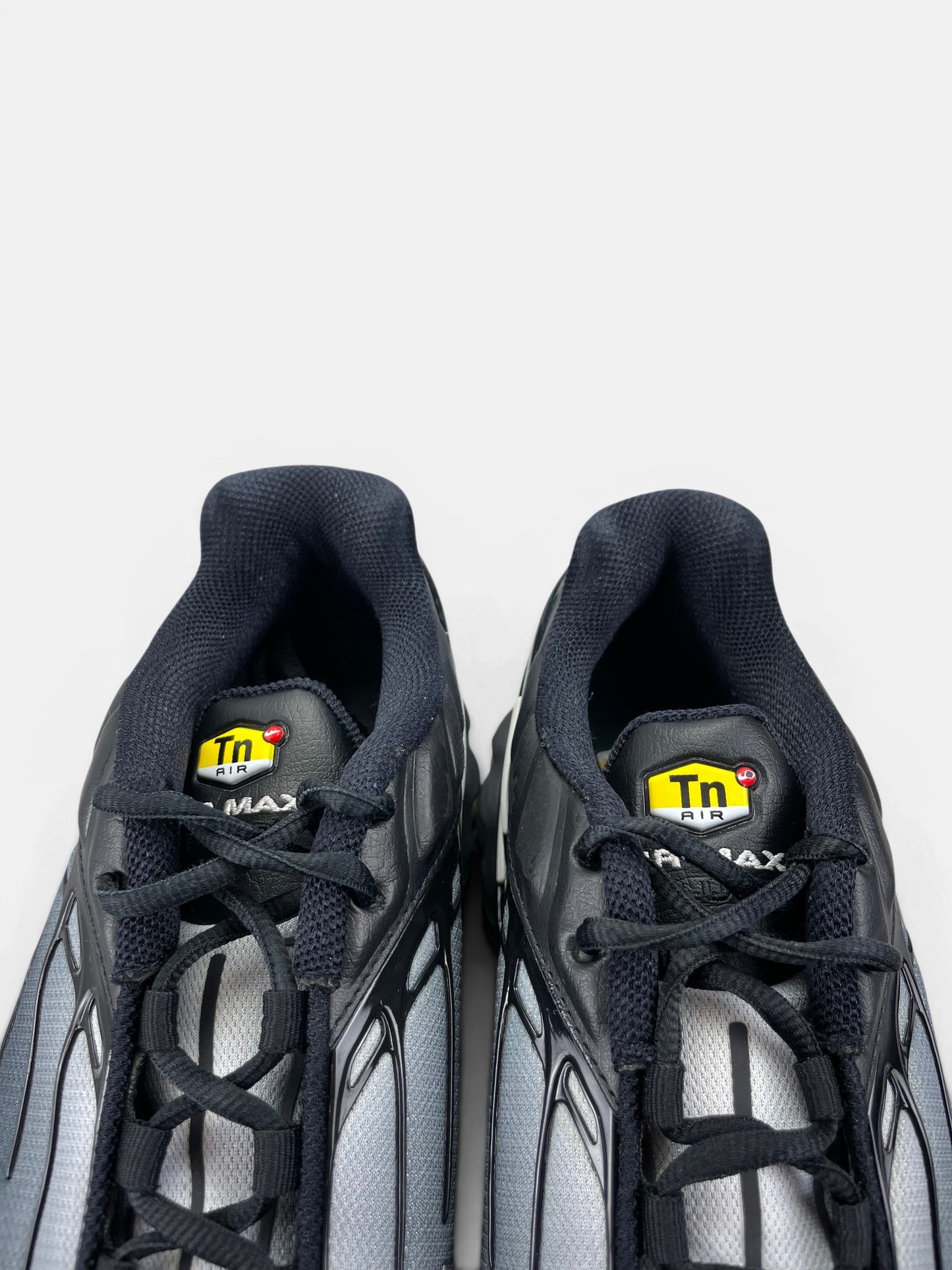 Nike Air Max Plus 3 Black White — buty sportowe męskie w bardzo dobrym stanie rozmiar 44.5, zapiętki butów