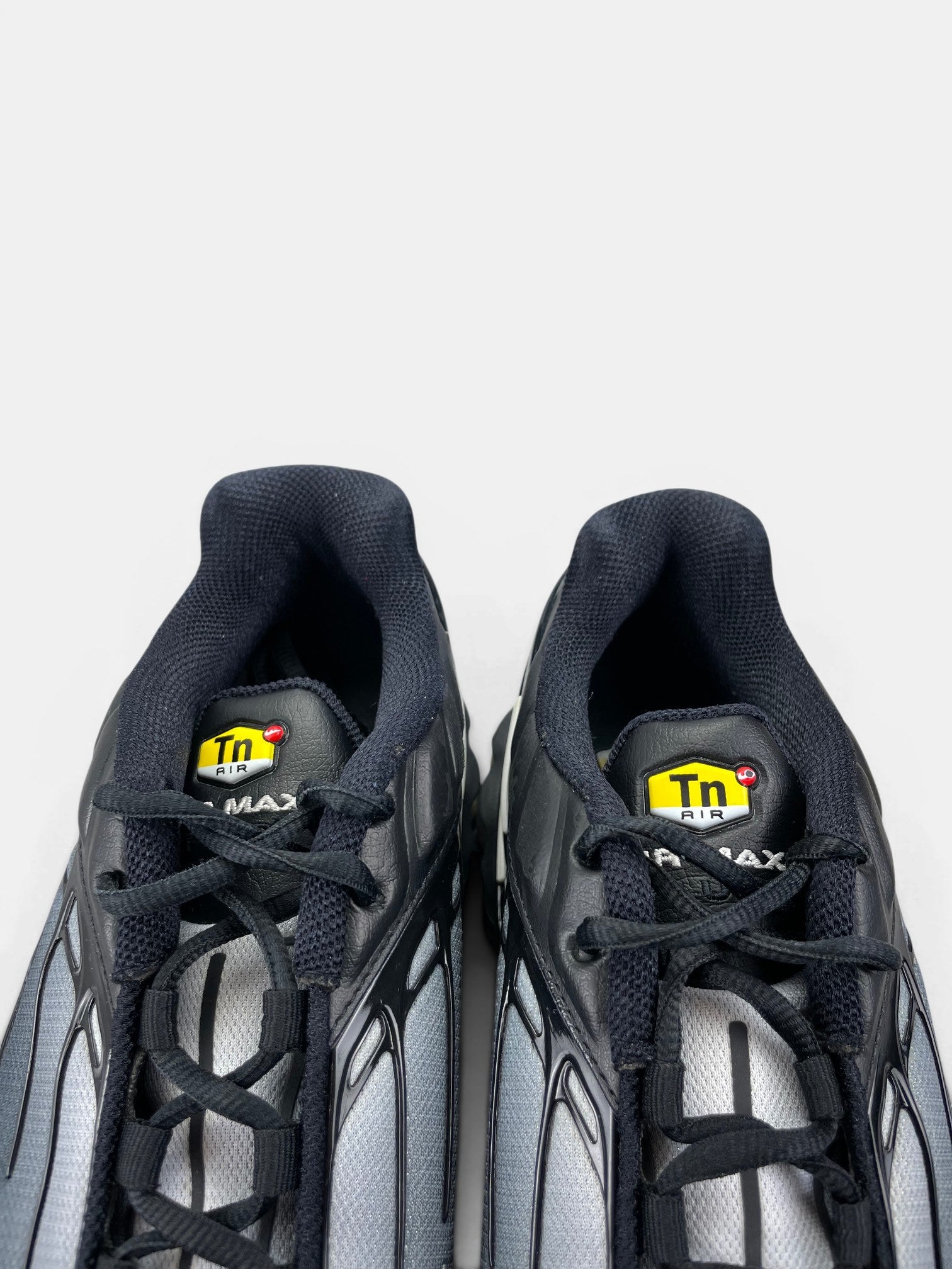 Nike Air Max Plus 3 Black White — buty sportowe męskie w bardzo dobrym stanie rozmiar 44.5, zapiętki butów