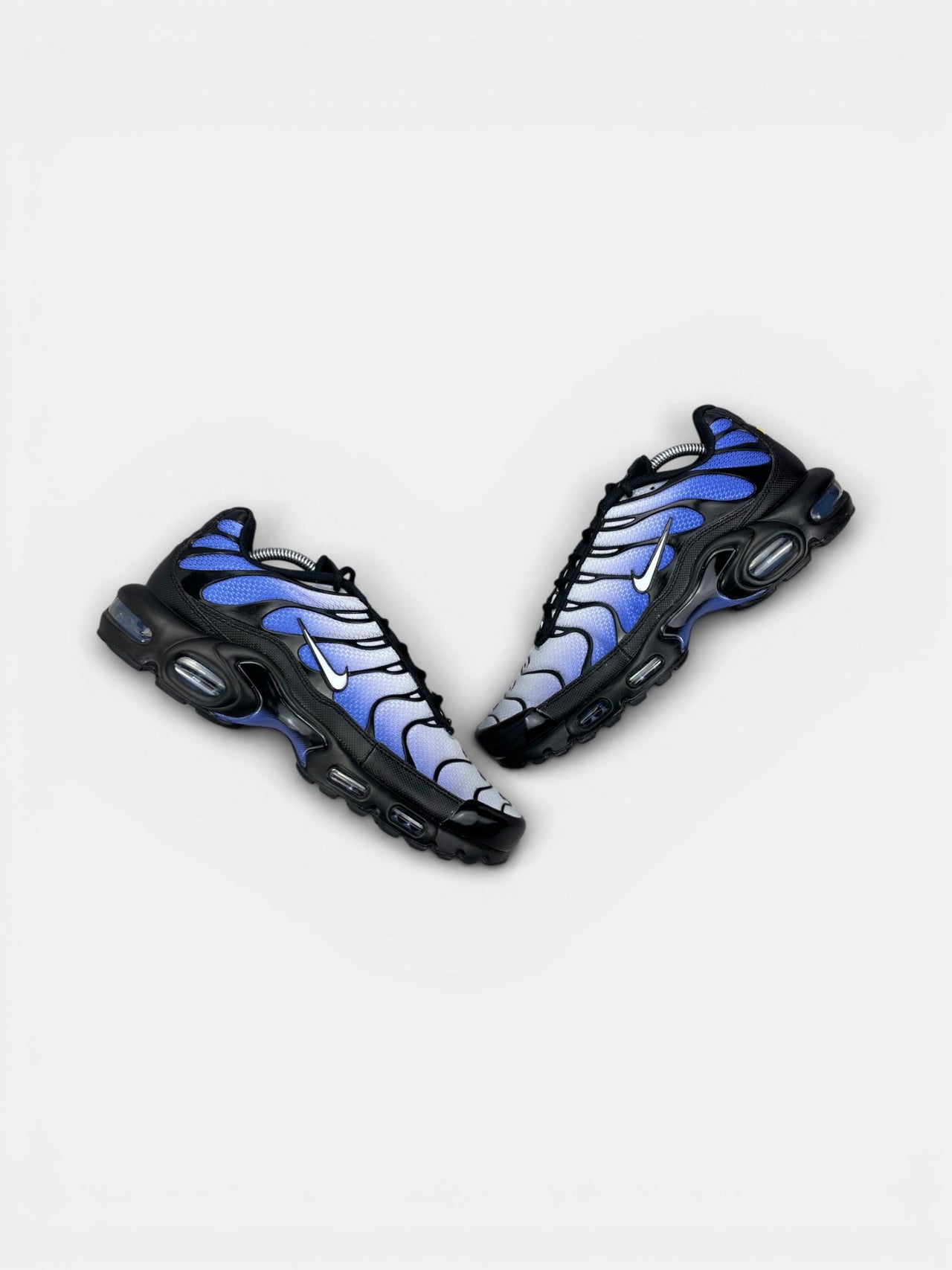 Nike Air Max Plus Black/Sapphire — buty sportowe męskie w bardzo dobrym stanie rozmiar 44, widok z góry na zewnętrzną stronę butów