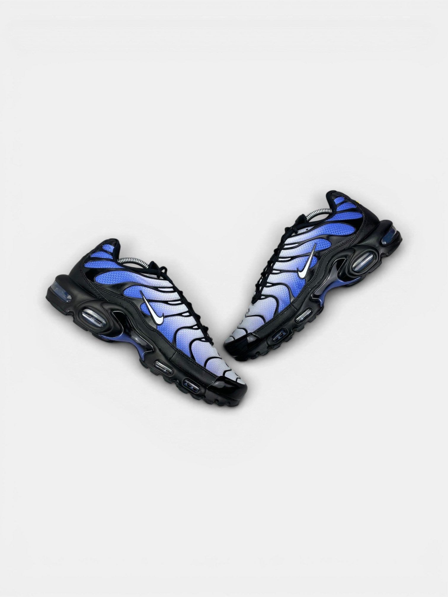 Nike Air Max Plus Black/Sapphire — buty sportowe męskie w bardzo dobrym stanie rozmiar 44, widok z góry na zewnętrzną stronę butów