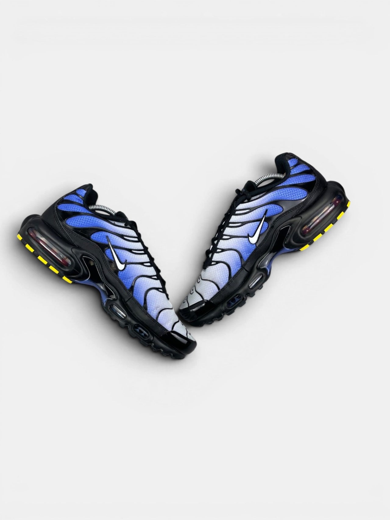 Nike Air Max Plus Black/Sapphire — buty sportowe męskie w bardzo dobrym stanie rozmiar 44, zewnętrzny panel prawego buta