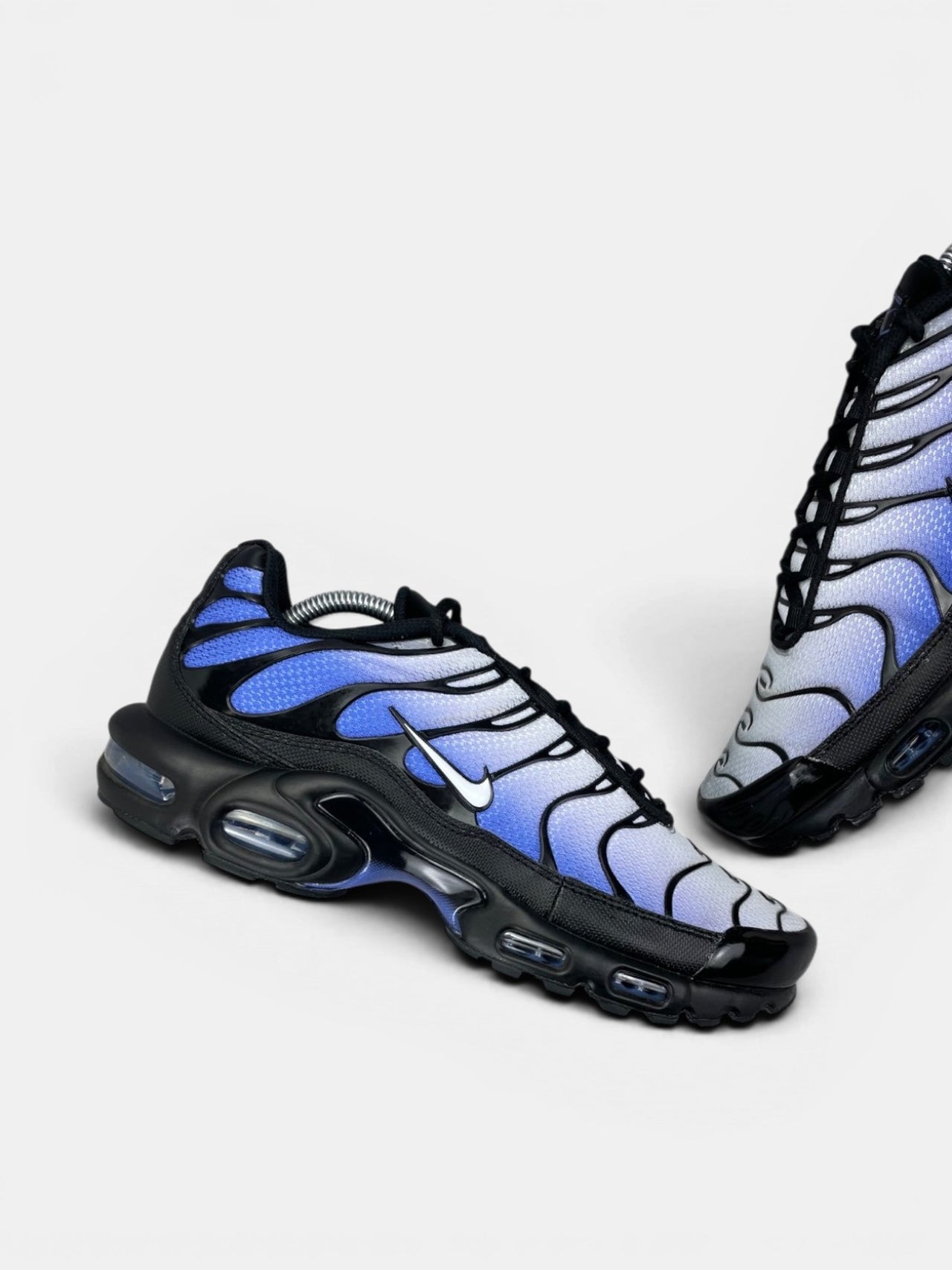 Nike Air Max Plus Black/Sapphire — buty sportowe męskie w bardzo dobrym stanie rozmiar 44, zewnętrzny panel lewego buta