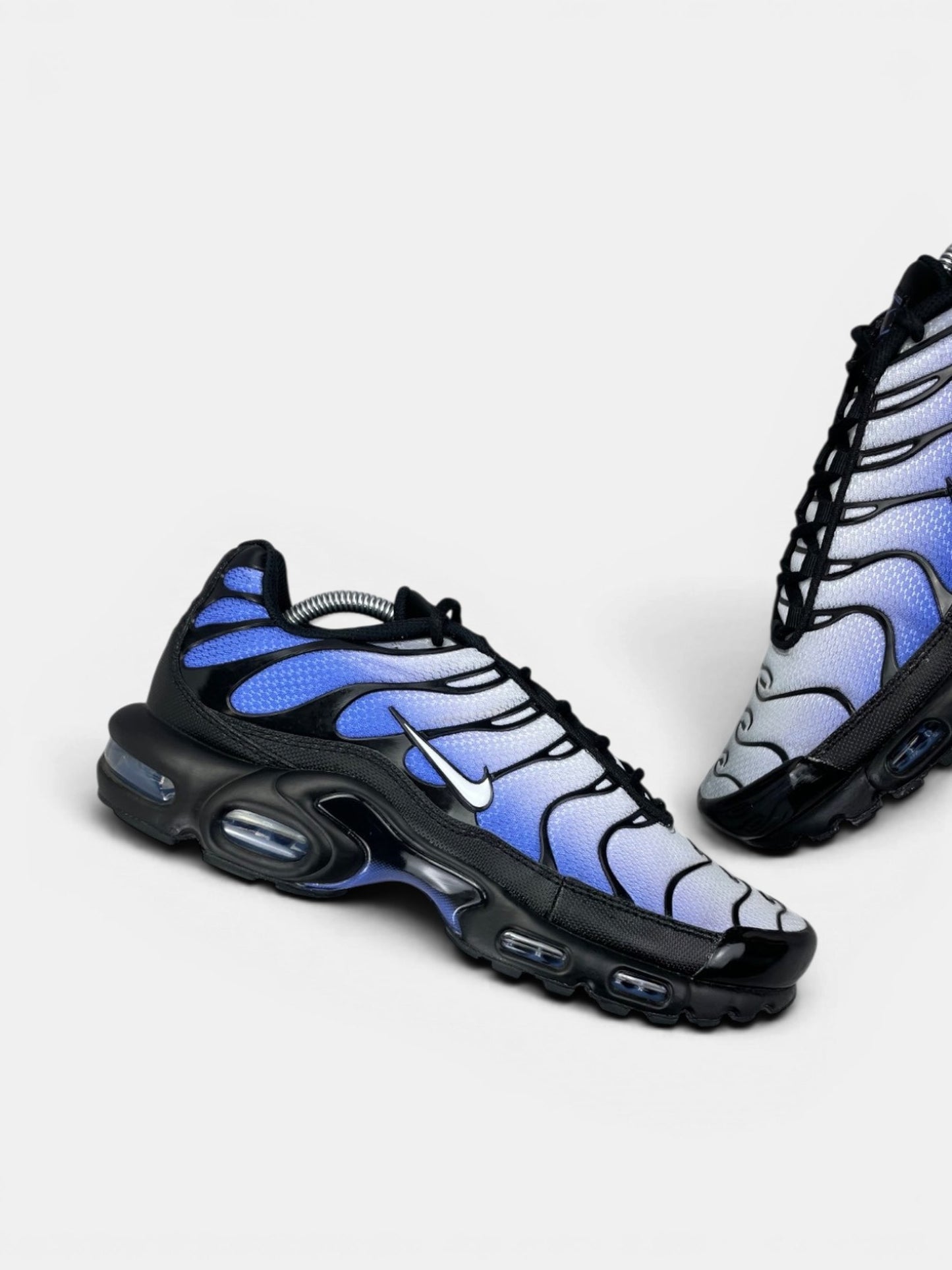 Nike Air Max Plus Black/Sapphire — buty sportowe męskie w bardzo dobrym stanie rozmiar 44, zewnętrzny panel lewego buta