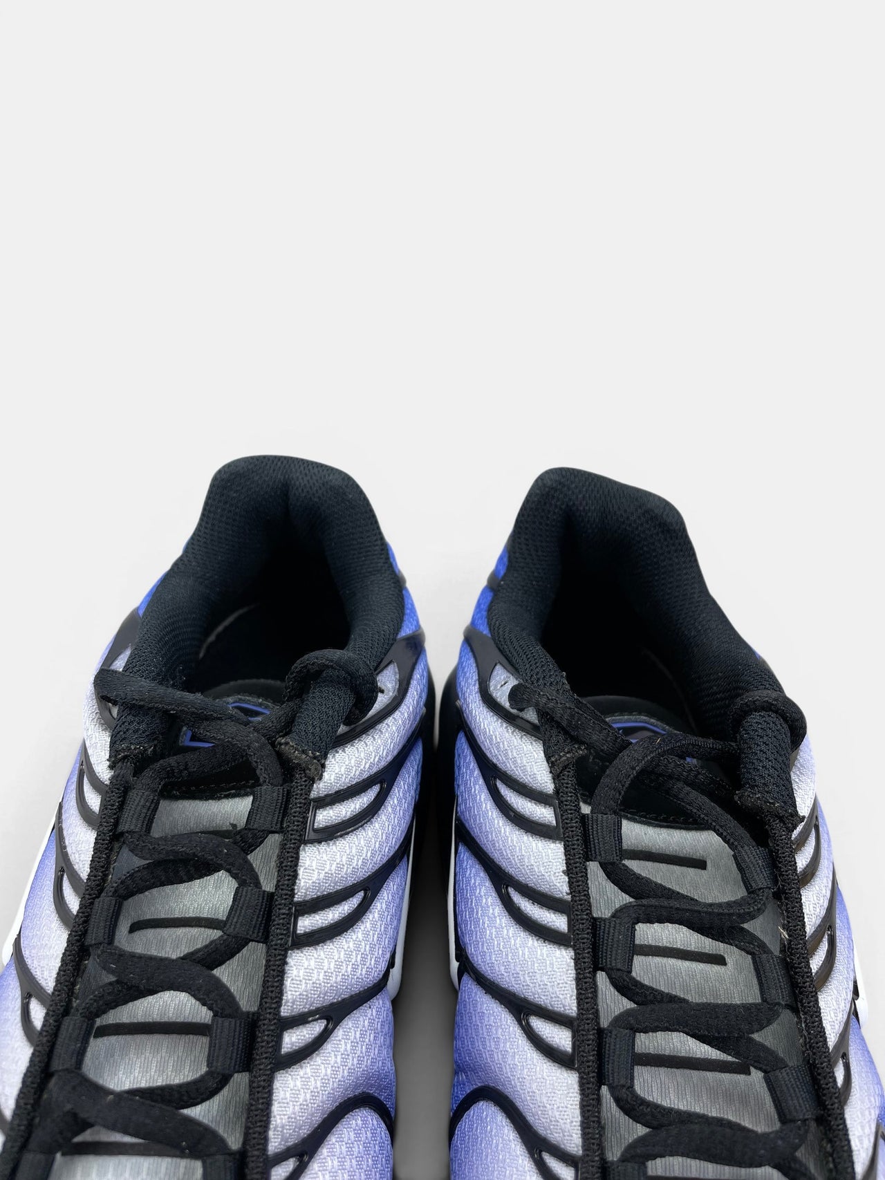 Nike Air Max Plus Black/Sapphire — buty sportowe męskie w bardzo dobrym stanie rozmiar 44, zapiętki butów