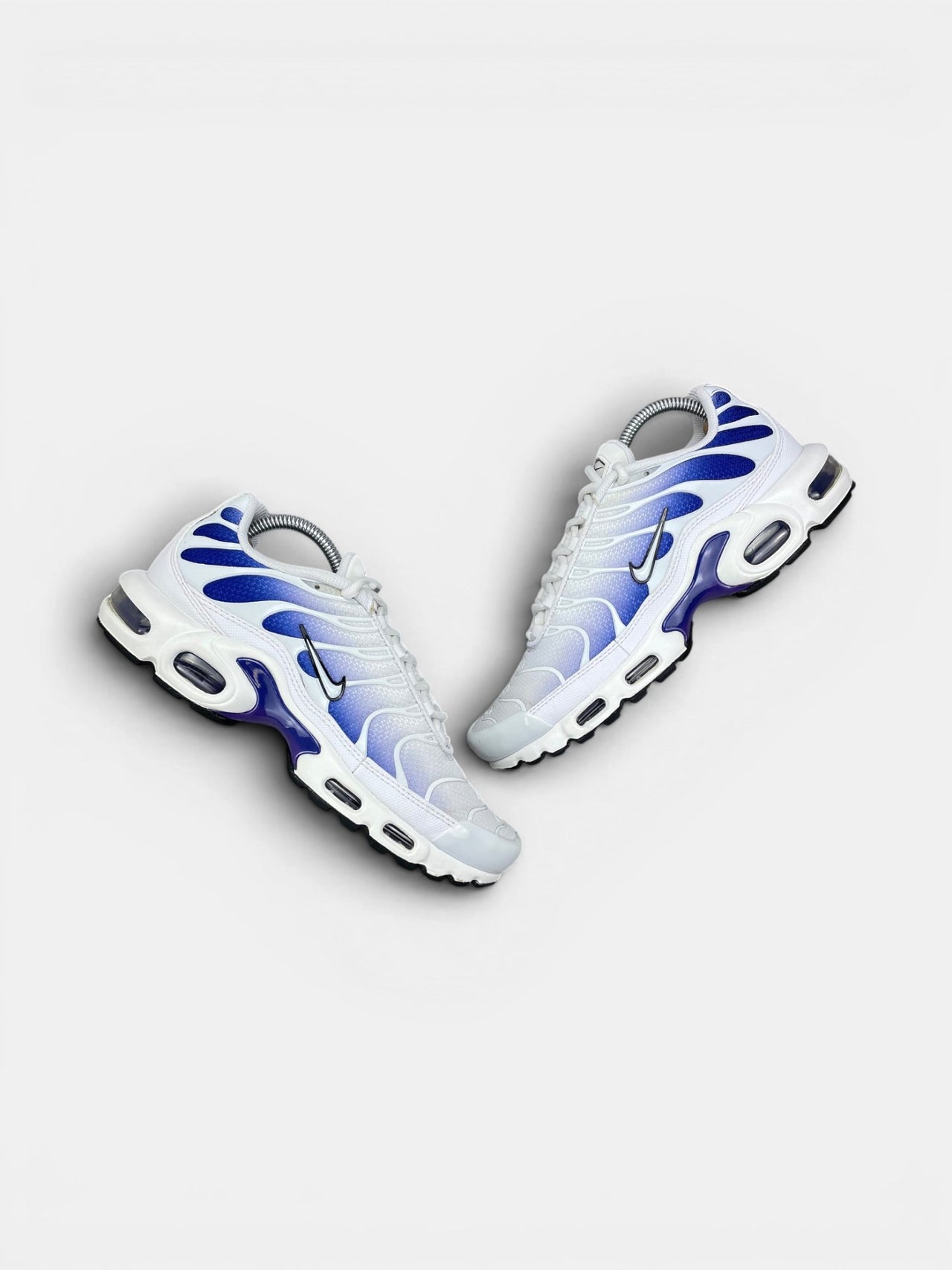 Nike Air Max Plus White Wild Grape — buty sportowe męskie w bardzo dobrym stanie rozmiar 41, widok z góry na zewnętrzną stronę butów