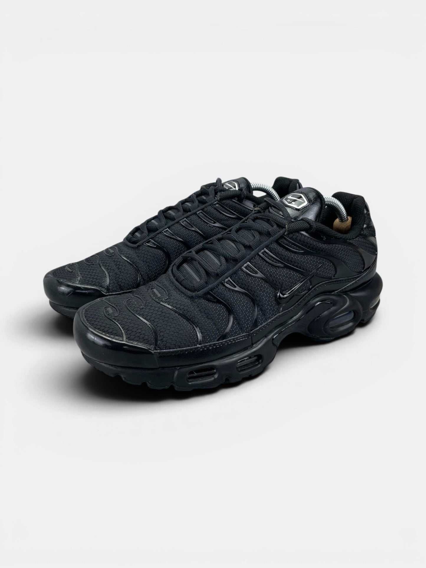 Nike Air Max Plus Triple Black — buty sportowe męskie w bardzo dobrym stanie rozmiar 43, widok z boku
