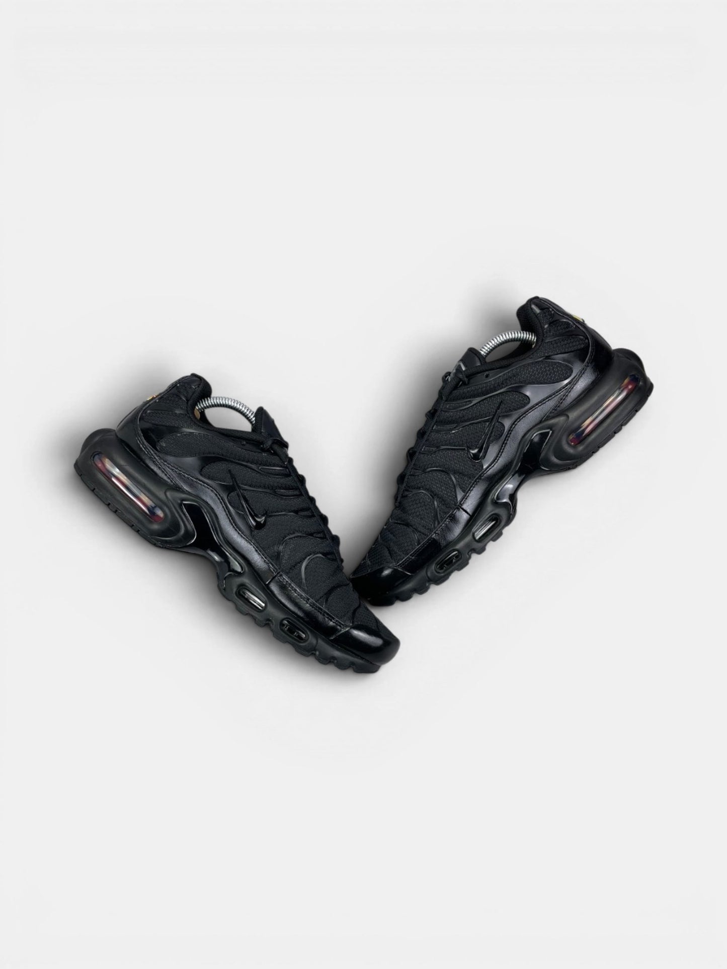 Nike Air Max Plus Triple Black — buty sportowe męskie w bardzo dobrym stanie rozmiar 43, widok z góry na wewnętrzną stronę butów
