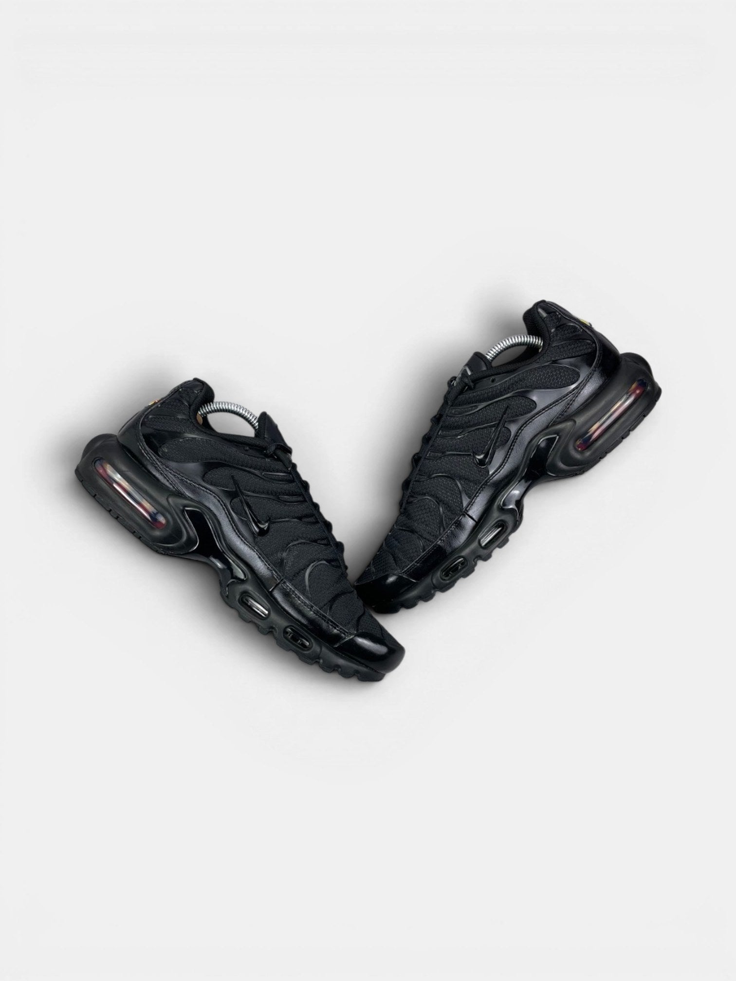 Nike Air Max Plus Triple Black — buty sportowe męskie w bardzo dobrym stanie rozmiar 43, widok z góry na wewnętrzną stronę butów