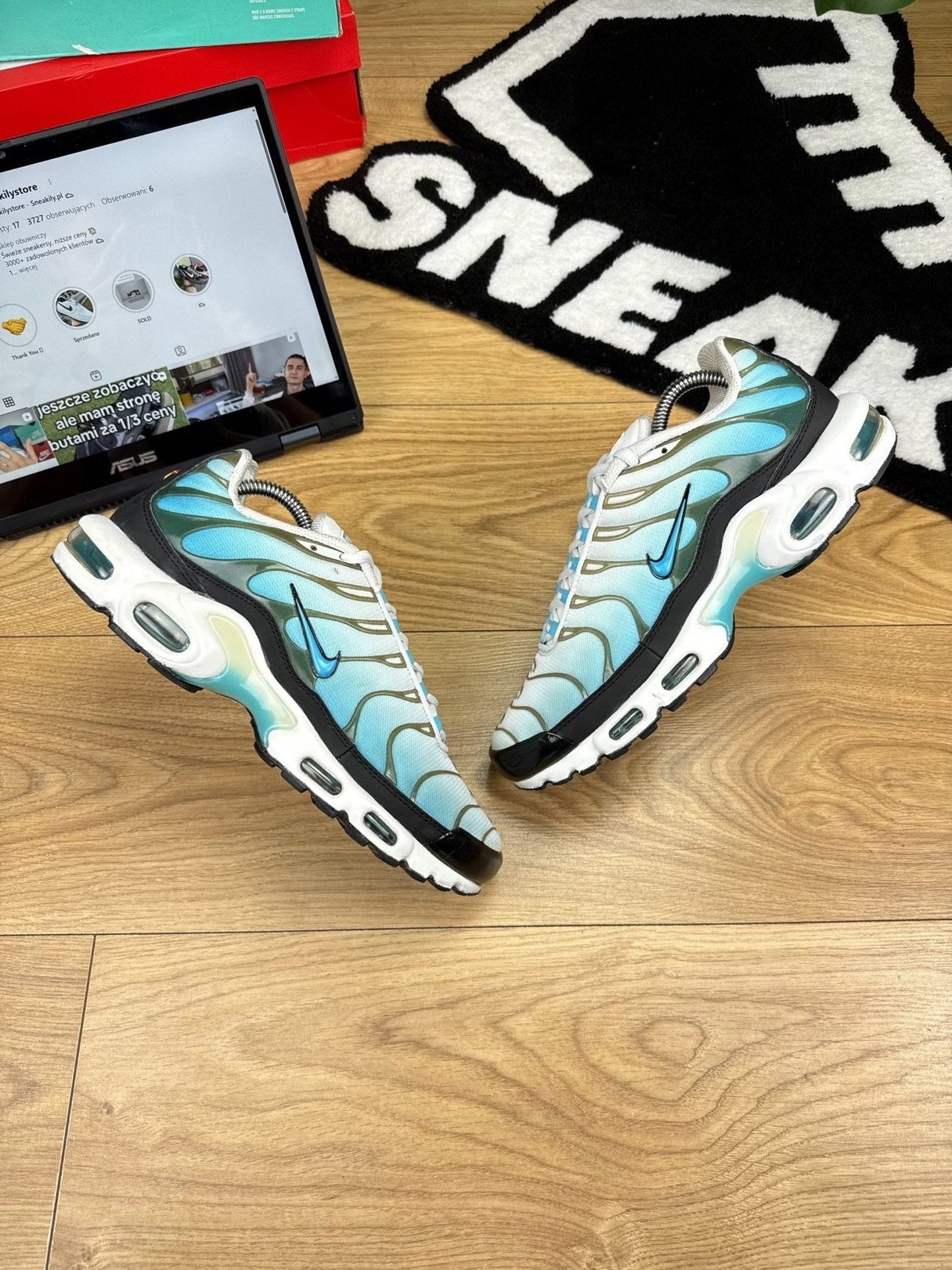 Nike Air Max Plus Baltic Blue — buty sportowe męskie w bardzo dobrym stanie rozmiar 43, widok z góry na zewnętrzną stronę butów