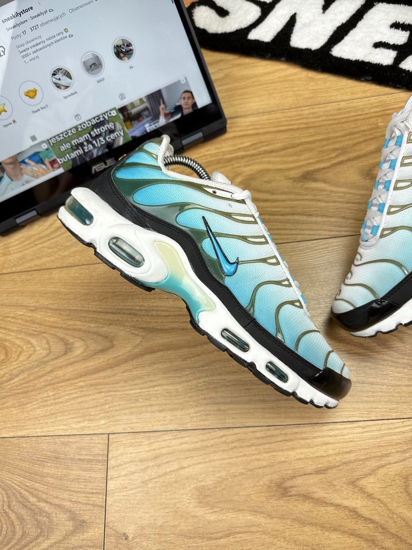 Nike Air Max Plus Baltic Blue — buty sportowe męskie w bardzo dobrym stanie rozmiar 43, zewnętrzny panel prawego buta