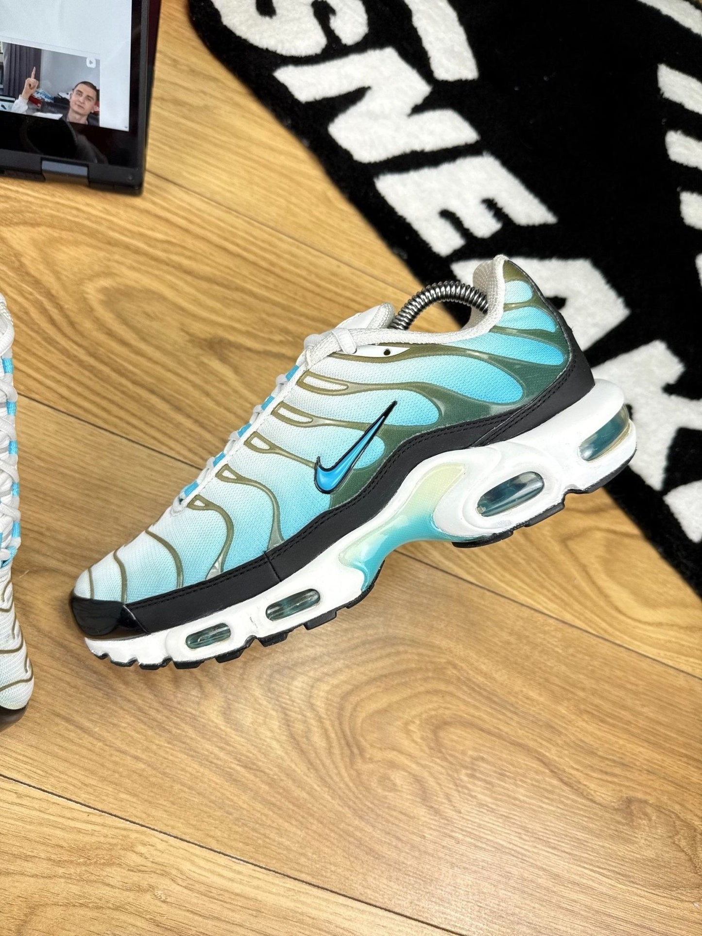 Nike Air Max Plus Baltic Blue — buty sportowe męskie w bardzo dobrym stanie rozmiar 43, zewnętrzny panel lewego buta