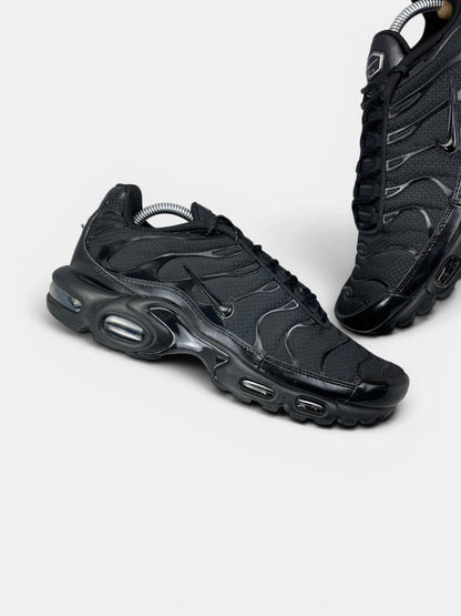 Nike Air Max Plus Triple Black — buty sportowe męskie w bardzo dobrym stanie rozmiar 43, zewnętrzny panel prawego buta